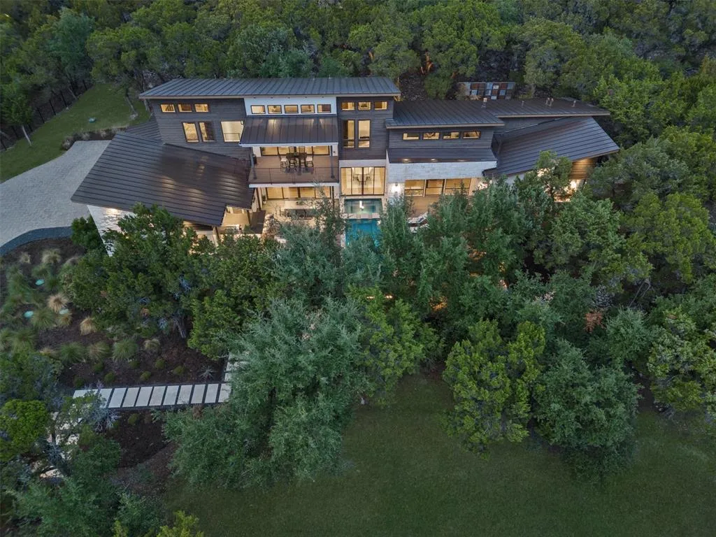 Contemporary Elegance in a Pristine Setting by Lake Austin