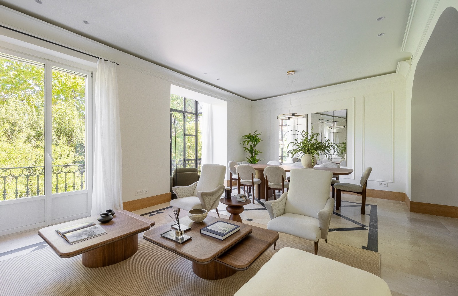 Exclusive new-build designer property in a classic building with garage in Almagro