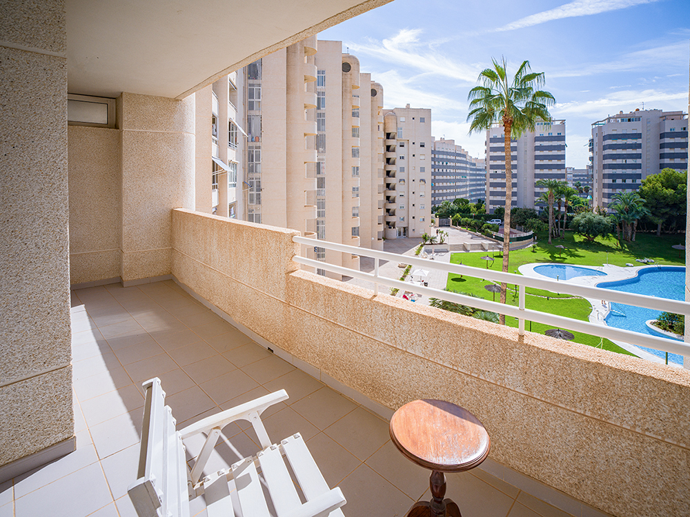 Bright flat just steps from Muchavista Beach