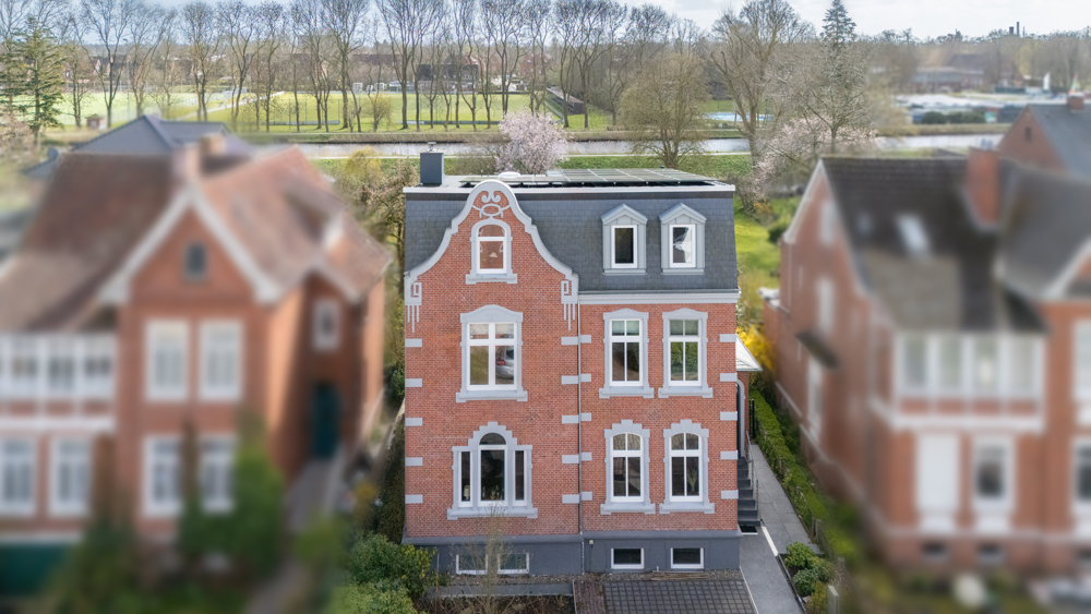 Künstlervilla direkt am Ems-Jade-Kanal – saniert, mit Südgarten & seltenem Baugrundstück!