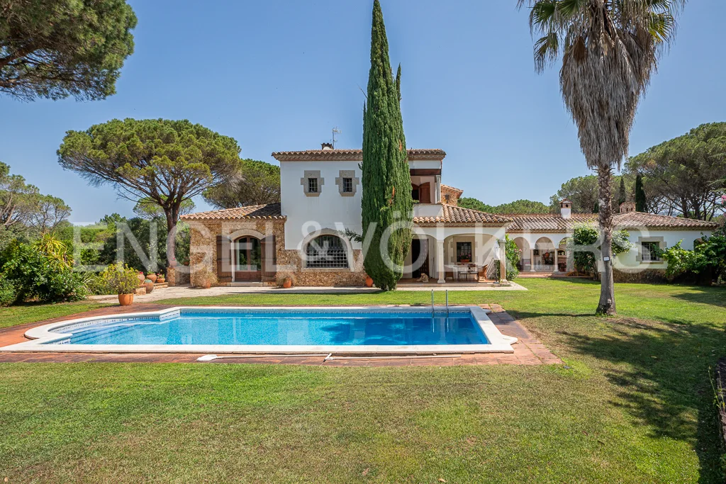 Magnificent rustic style finca in the Golf
