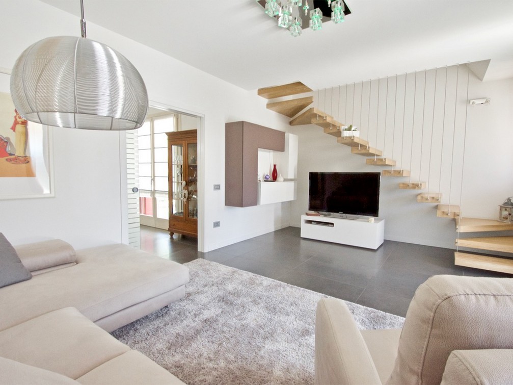 Bellissima bifamiliare con garage e piscina