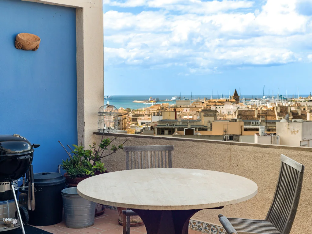 Wohnen mit Aussicht: Gemütliche Immobilie mit großzügiger Terrasse & Lift