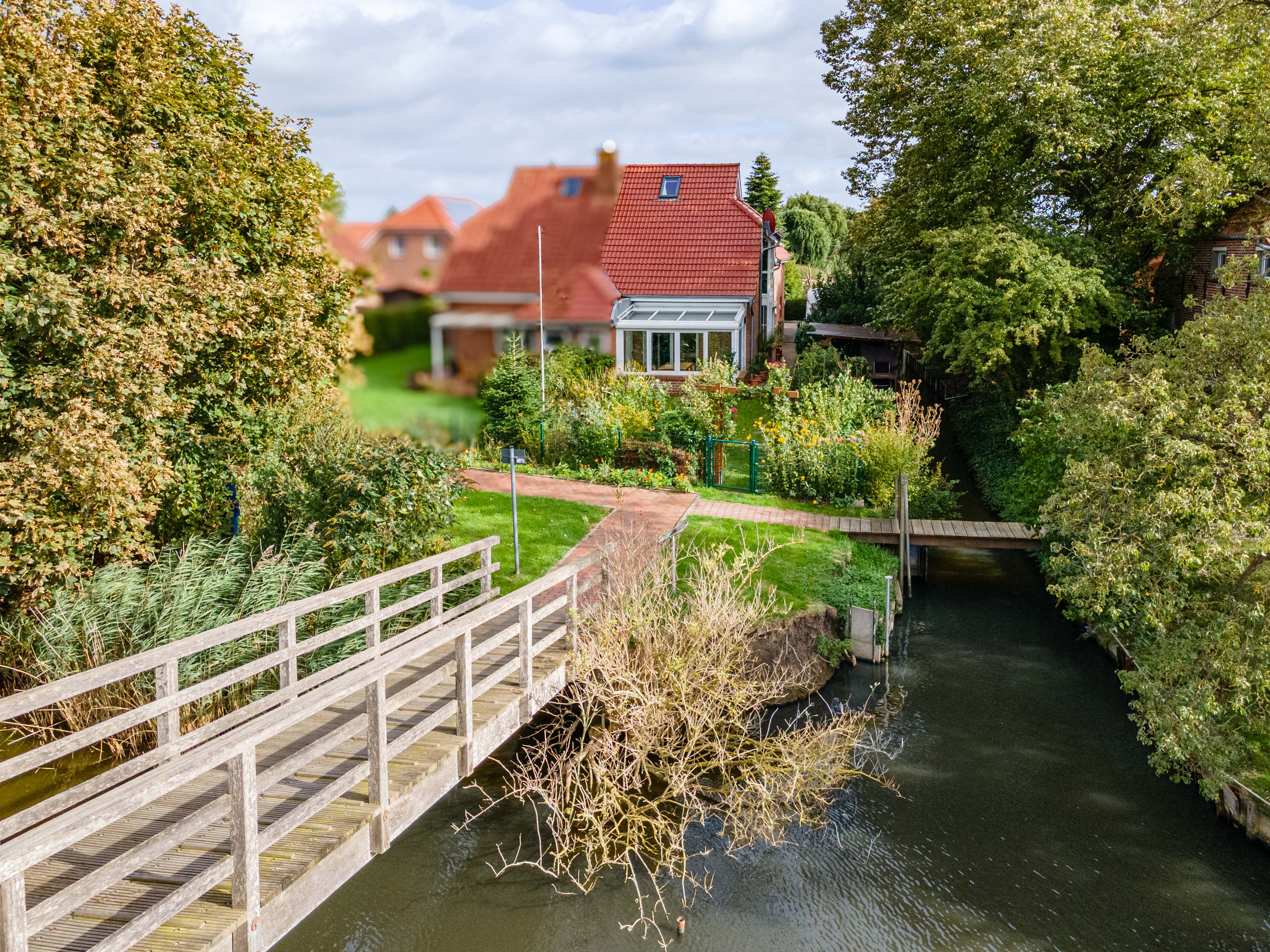 Wohnen am Wasser in Ditzum – großzügige Doppelhaushälfte mit Wintergarten und direktem Zugang zum Sieltief