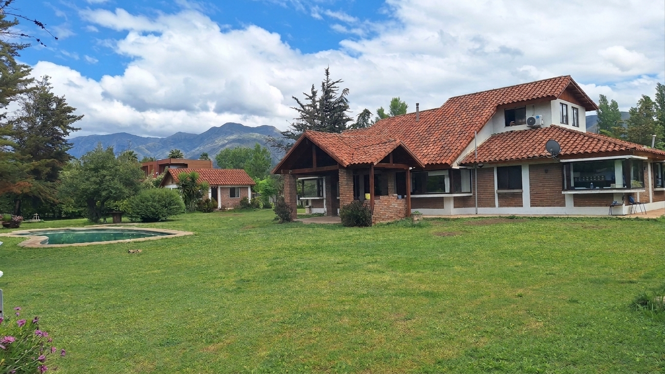 Casa Chilena con Piscina en Parcelación de Paine