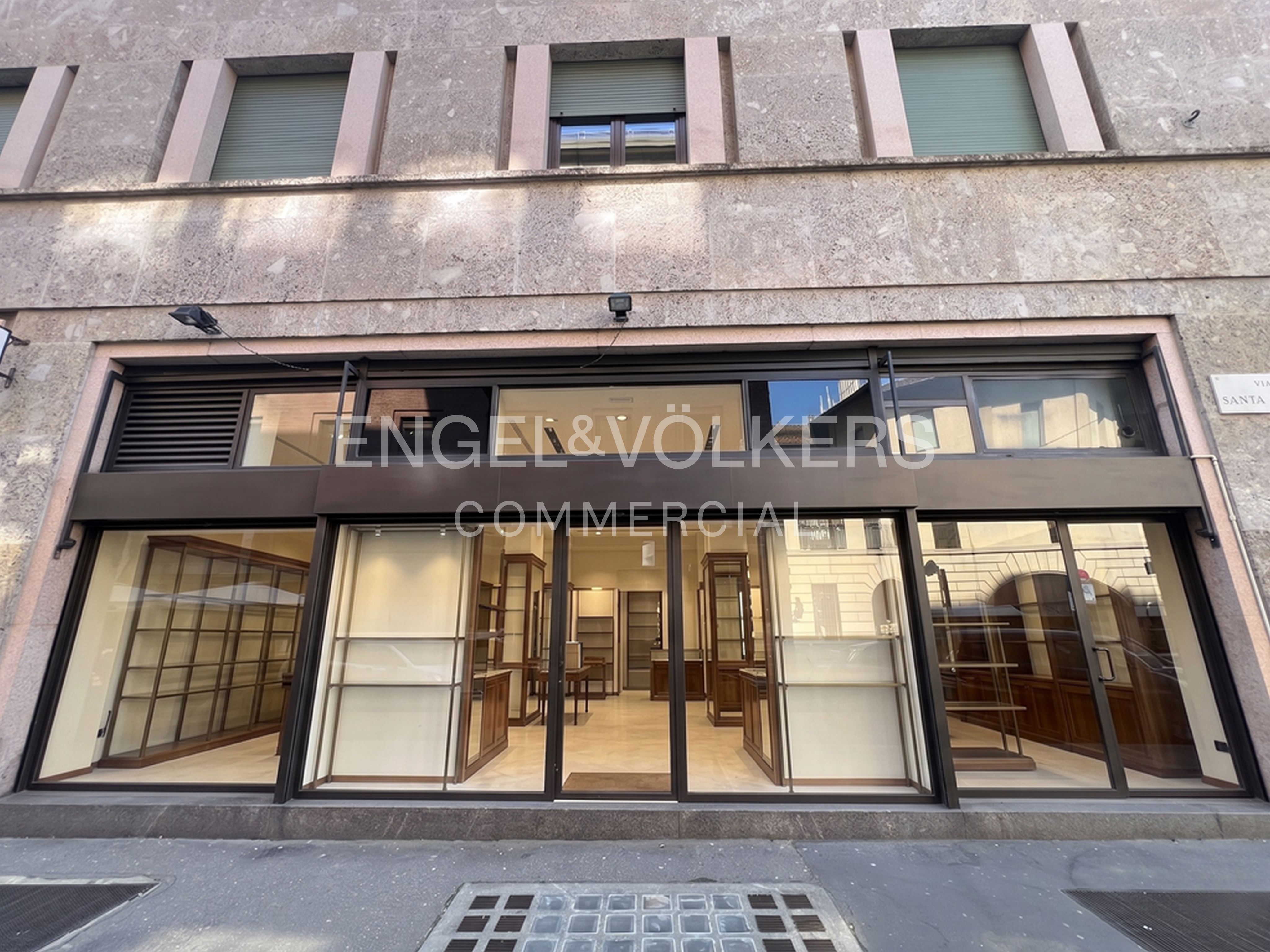 Negozio con 3 vetrine nel Centro Storico
Ideale per showroom con magazzino