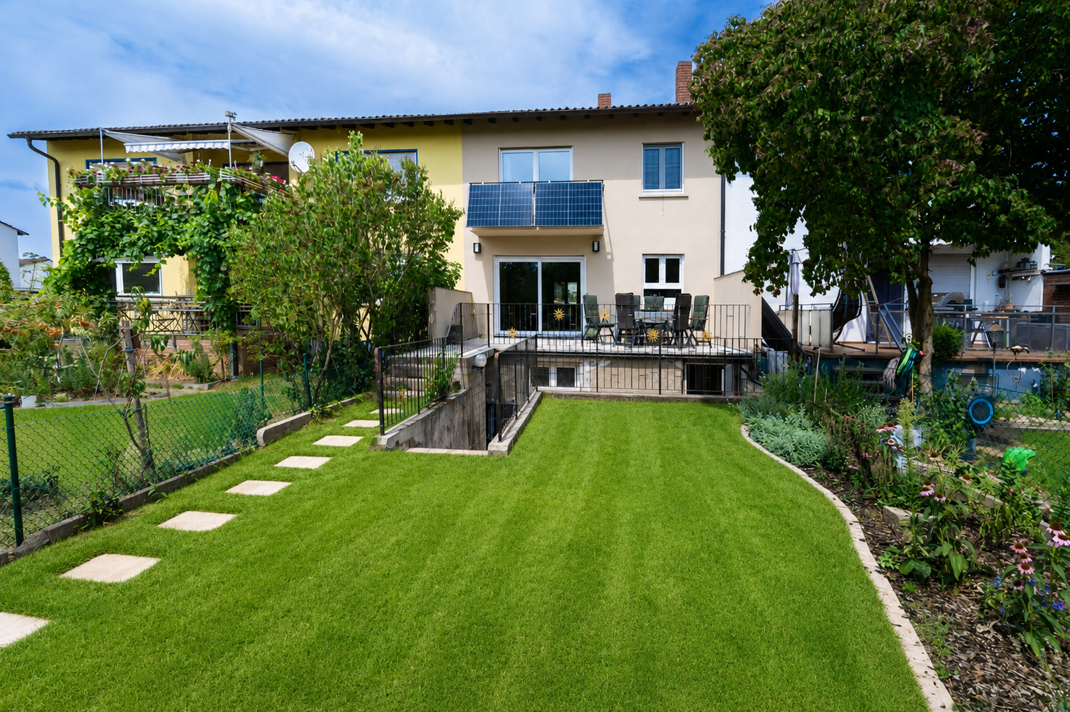 Energetisch saniertes Familien-Mittelhaus mit viel Design & großem Südgarten!