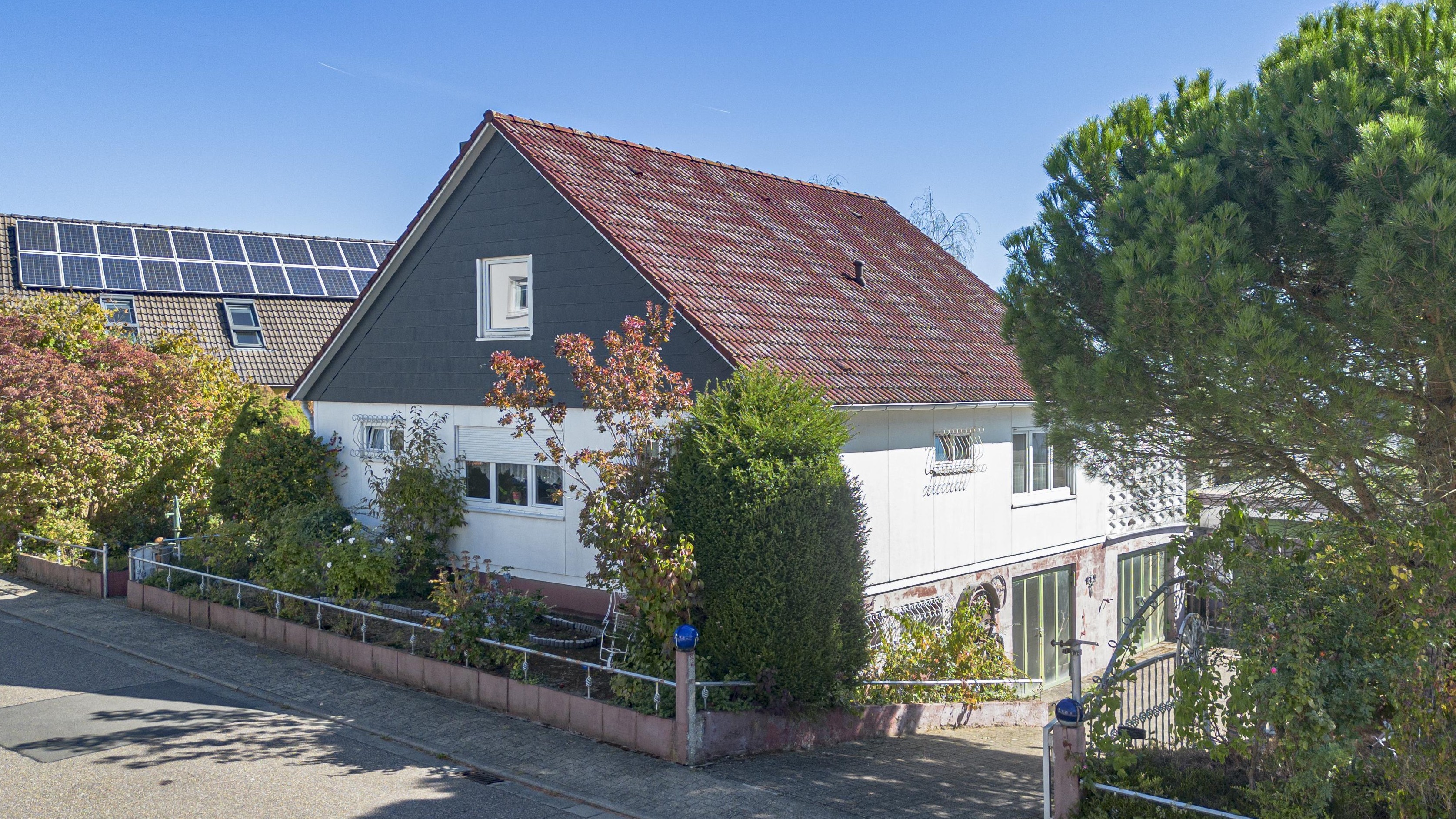 Sanierungs-Bungalow in attraktiver Weinbergsnähe mit 4 Garagen