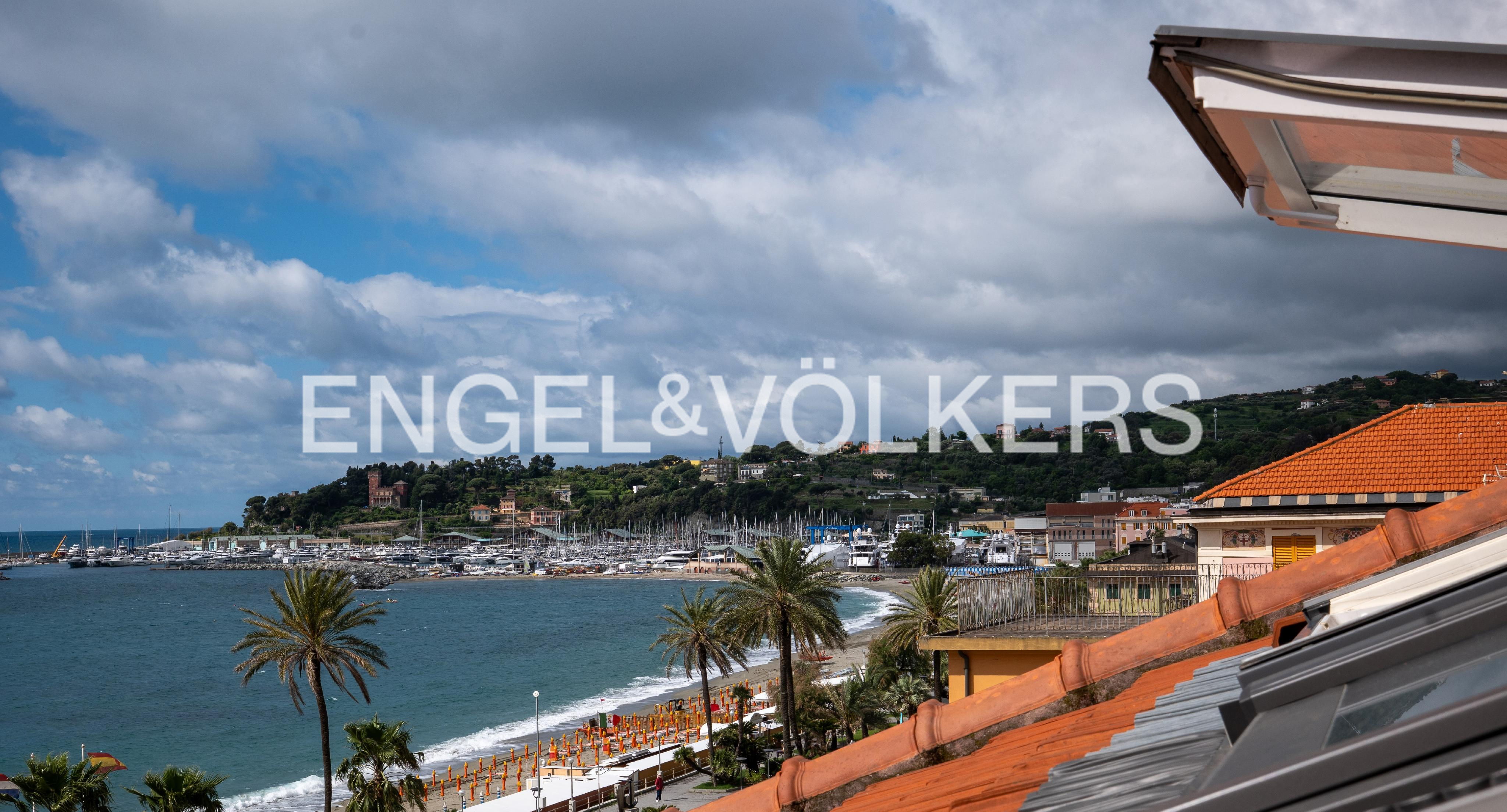 Varazze, exclusive and sophisticated attic overlooking the sea