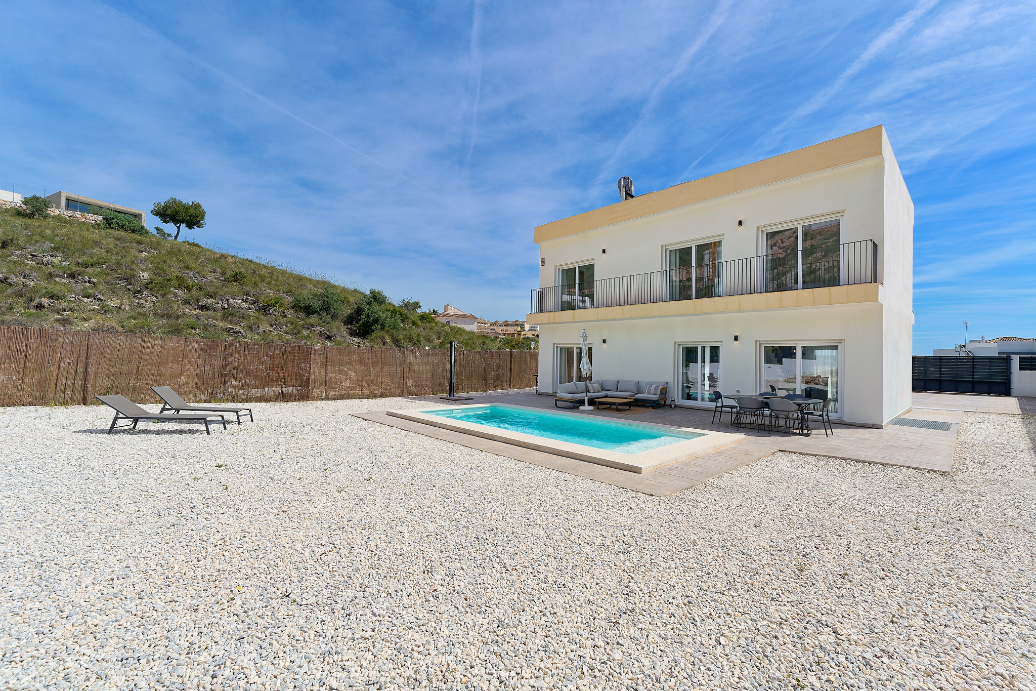 Moderna villa con piscina y vistas panorámicas al mar y a la montaña
