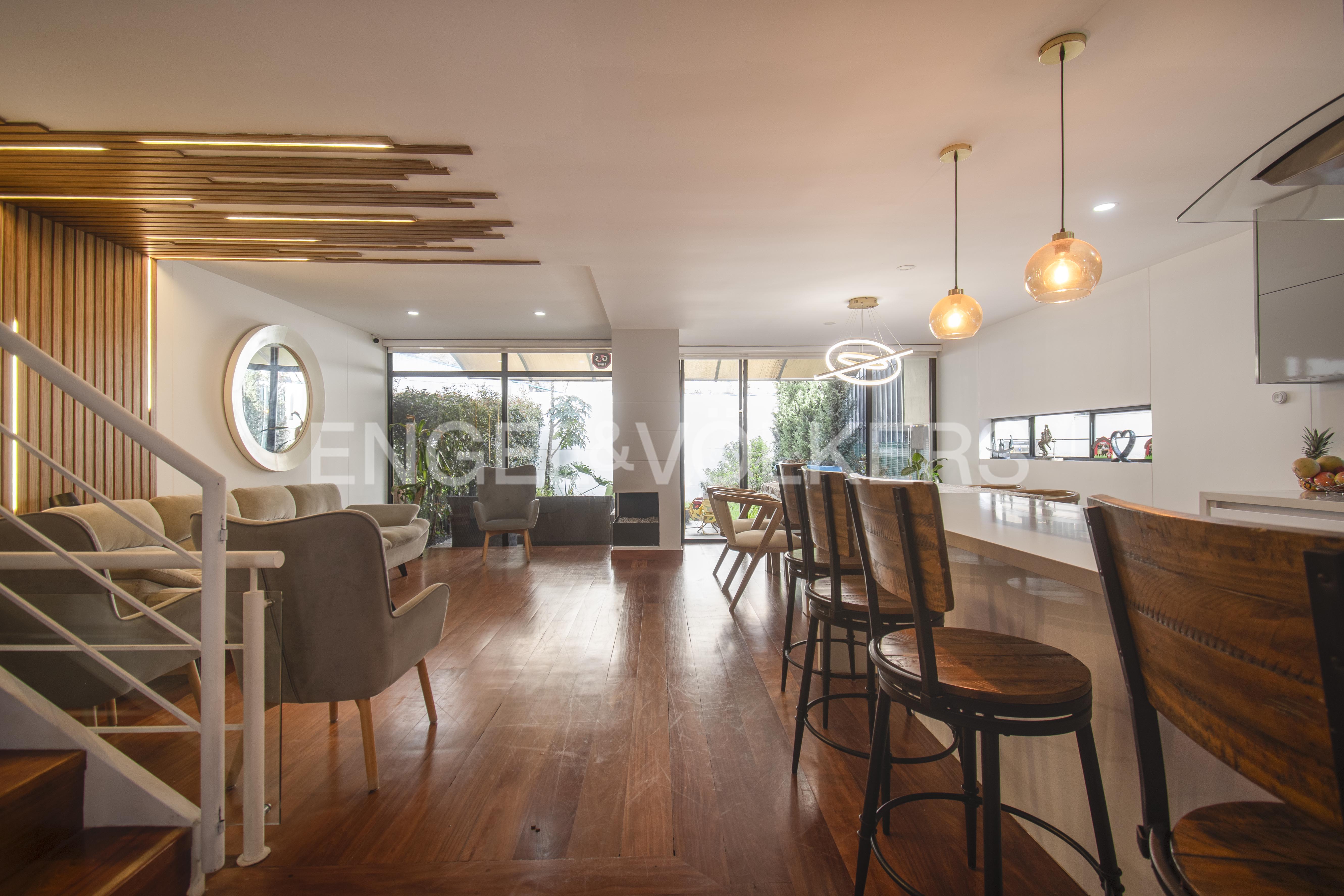 Casa con terraza en conjunto cerrado para venta en Bosque de Pinos