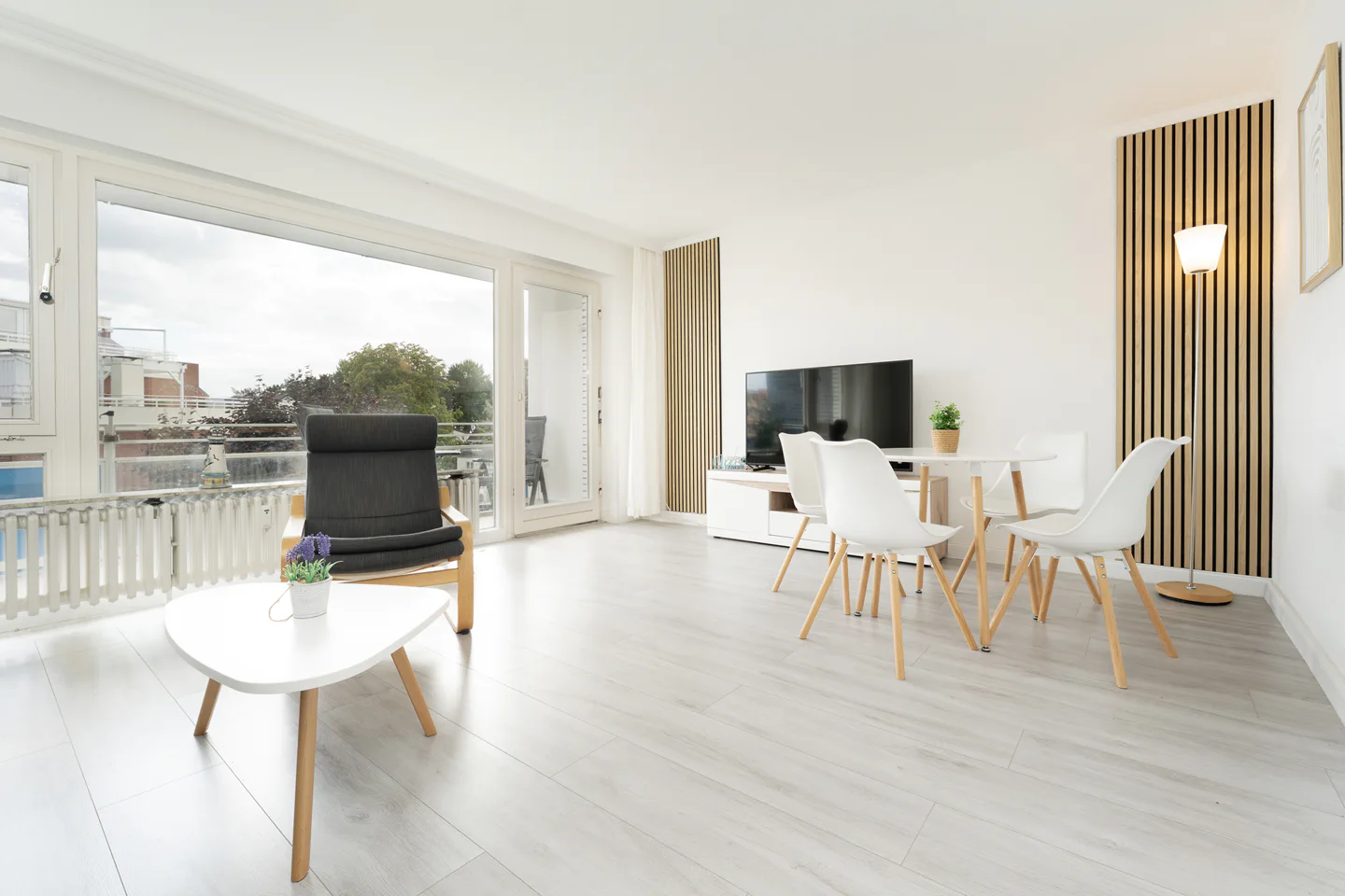 Exklusive 2-Zimmer-Wohnung in Grömitz mit Südwestbalkon, Garage und moderner Ausstattung – stilvolle Mietwohnung nahe Strand, Promenade und Yachthafen - Photo 1