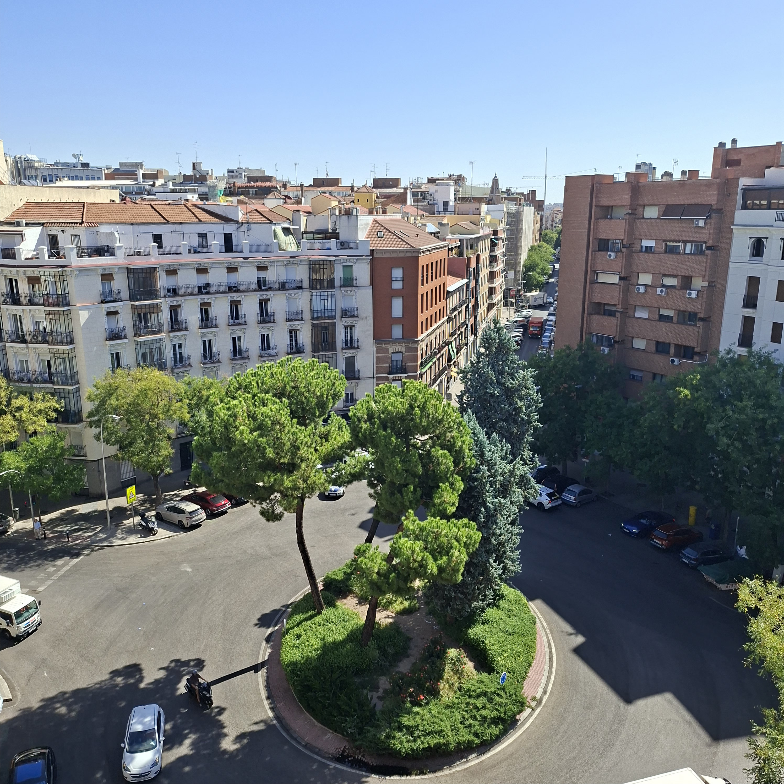 Duplex penthouse with terrace and unobstructed views in the heart of Trafalgar