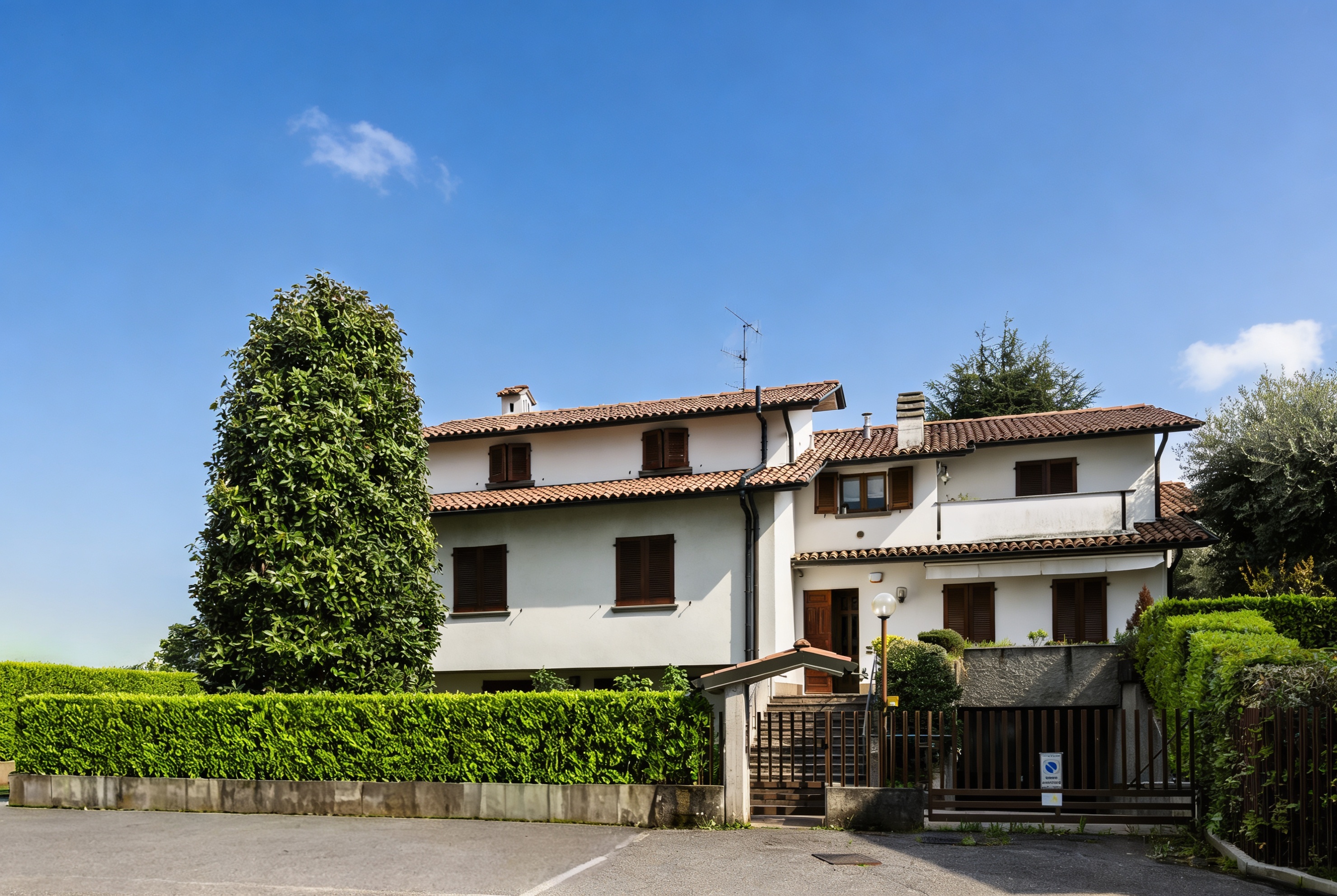 Villa con due unità indipendenti e giardino privato