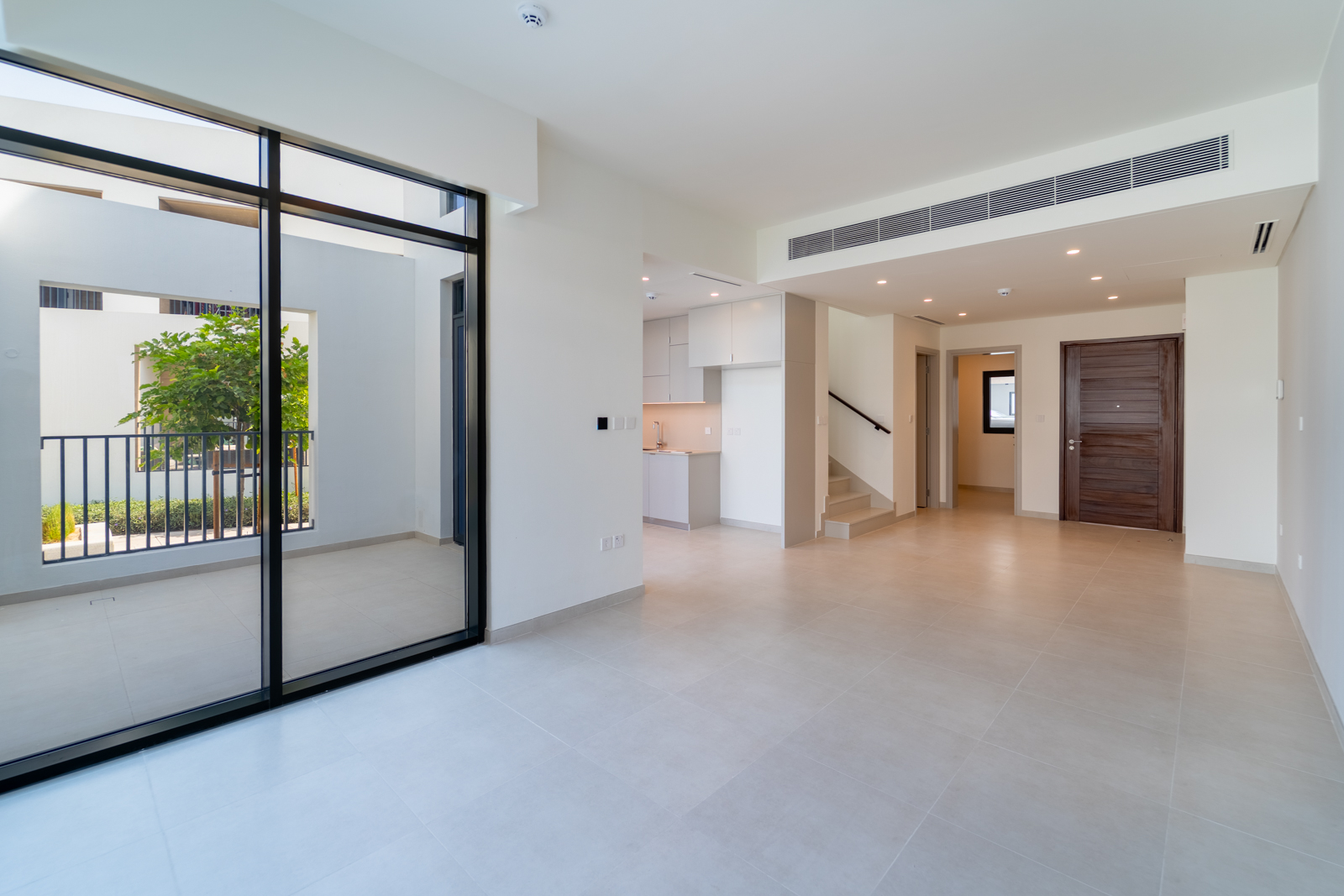 Corner Unit l Vacant Now l Near amenities