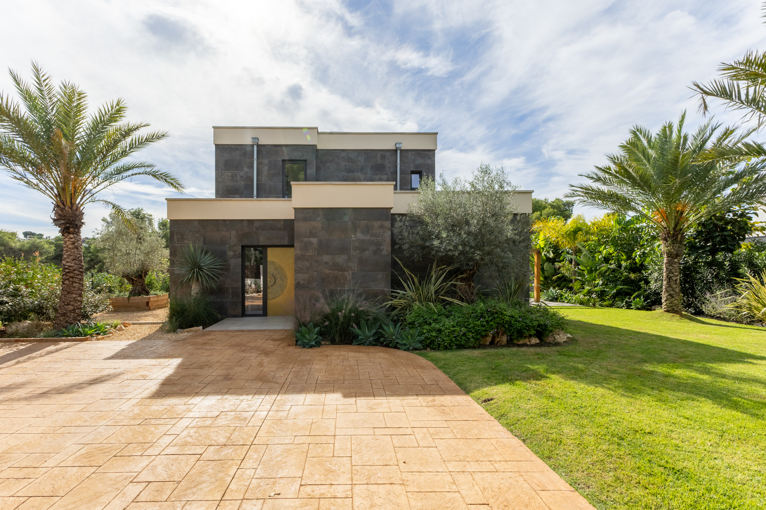 High-Tech Architecture Meets Mediterranean Serenity