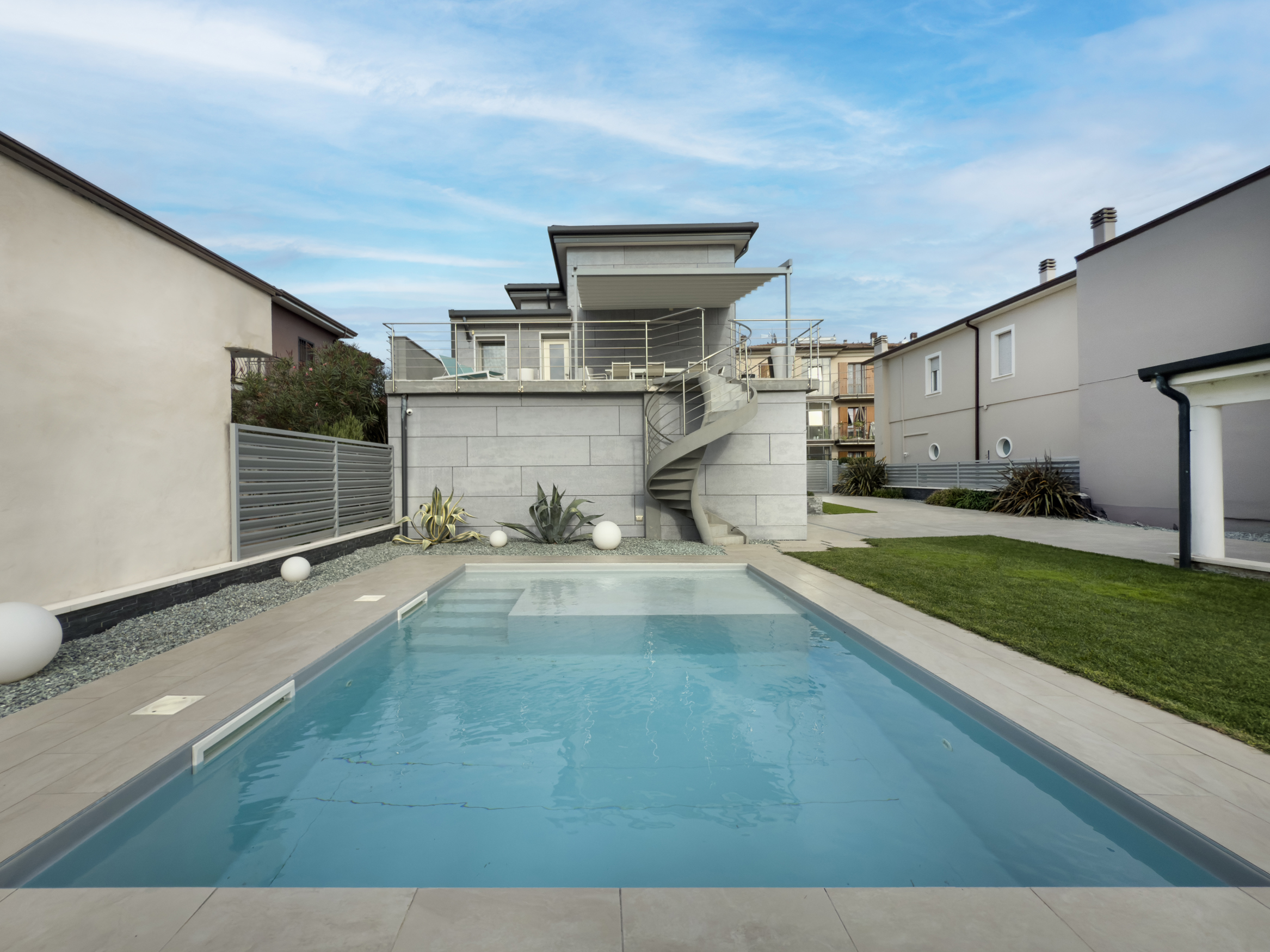 Design in classe A4: 
Villa con piscina alle porte della Città