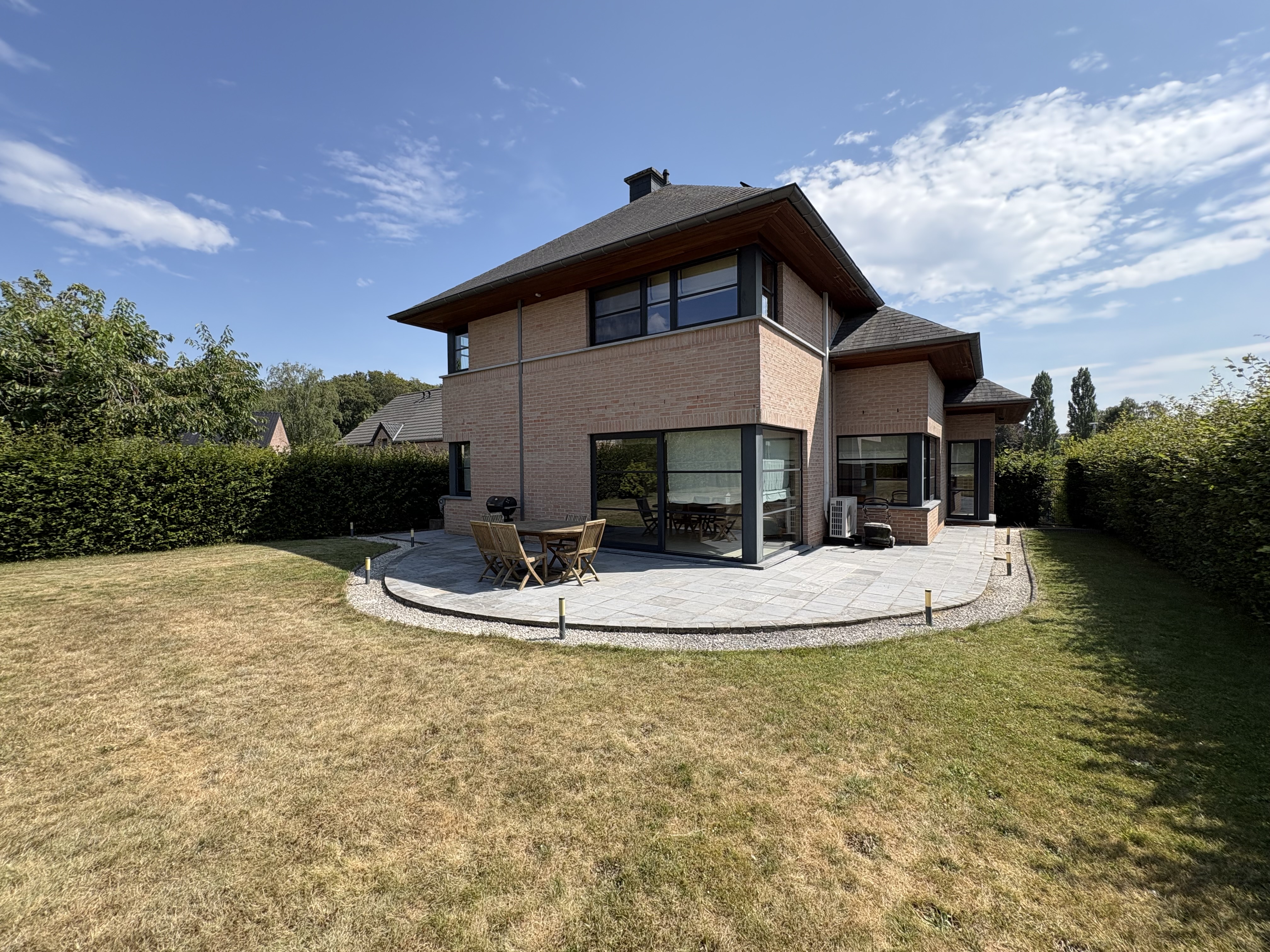 Magnificent furnished villa ideally located near Waterloo town centre