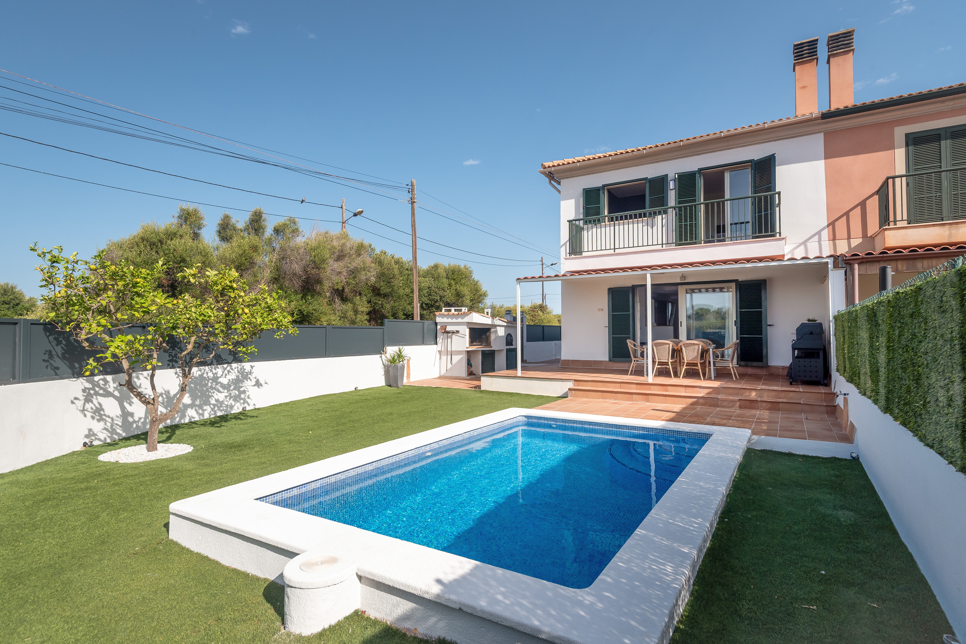 Mediterranean semi-detached house with holiday rental license and pool