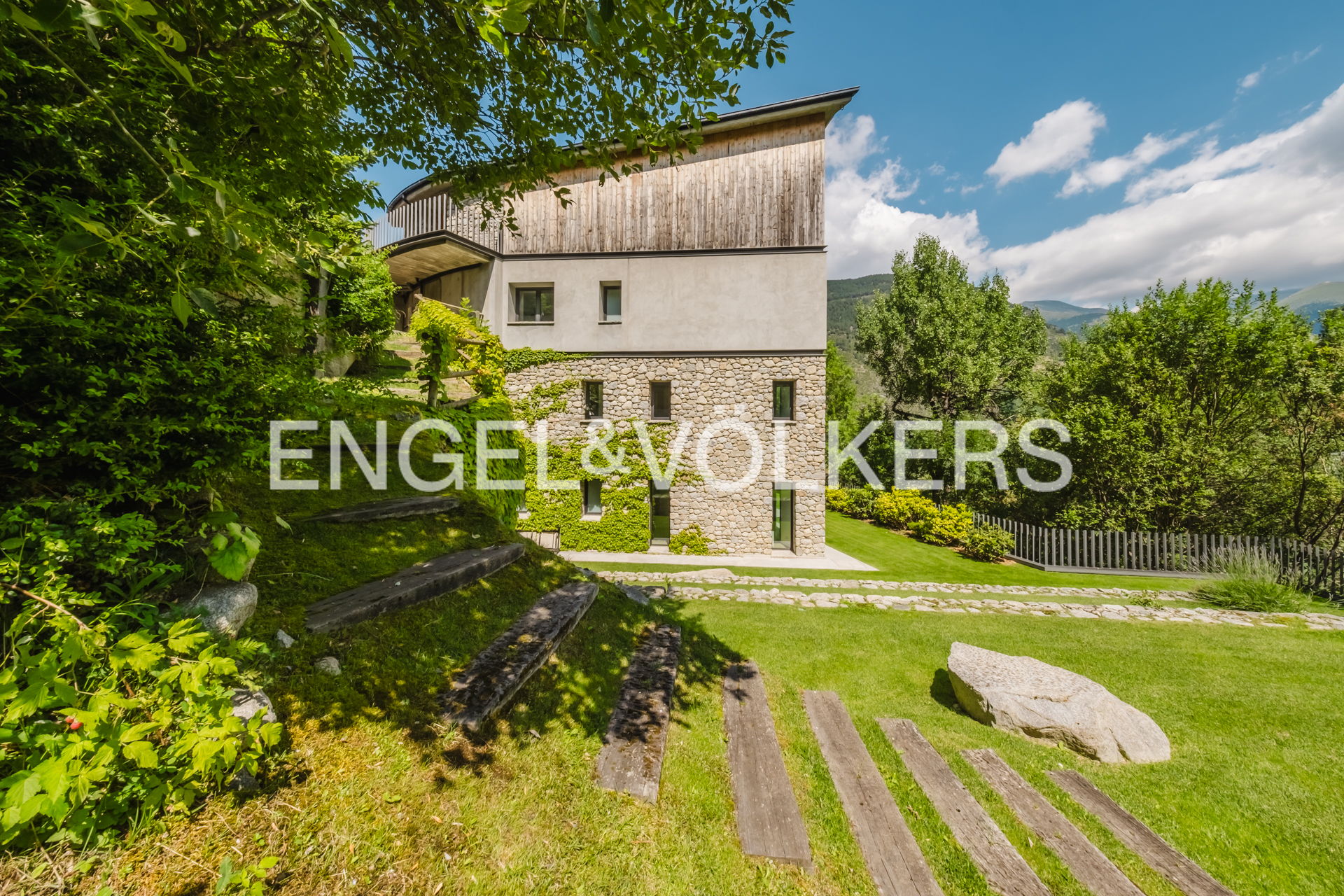 Modern 6-bedroom chalet with a large garden