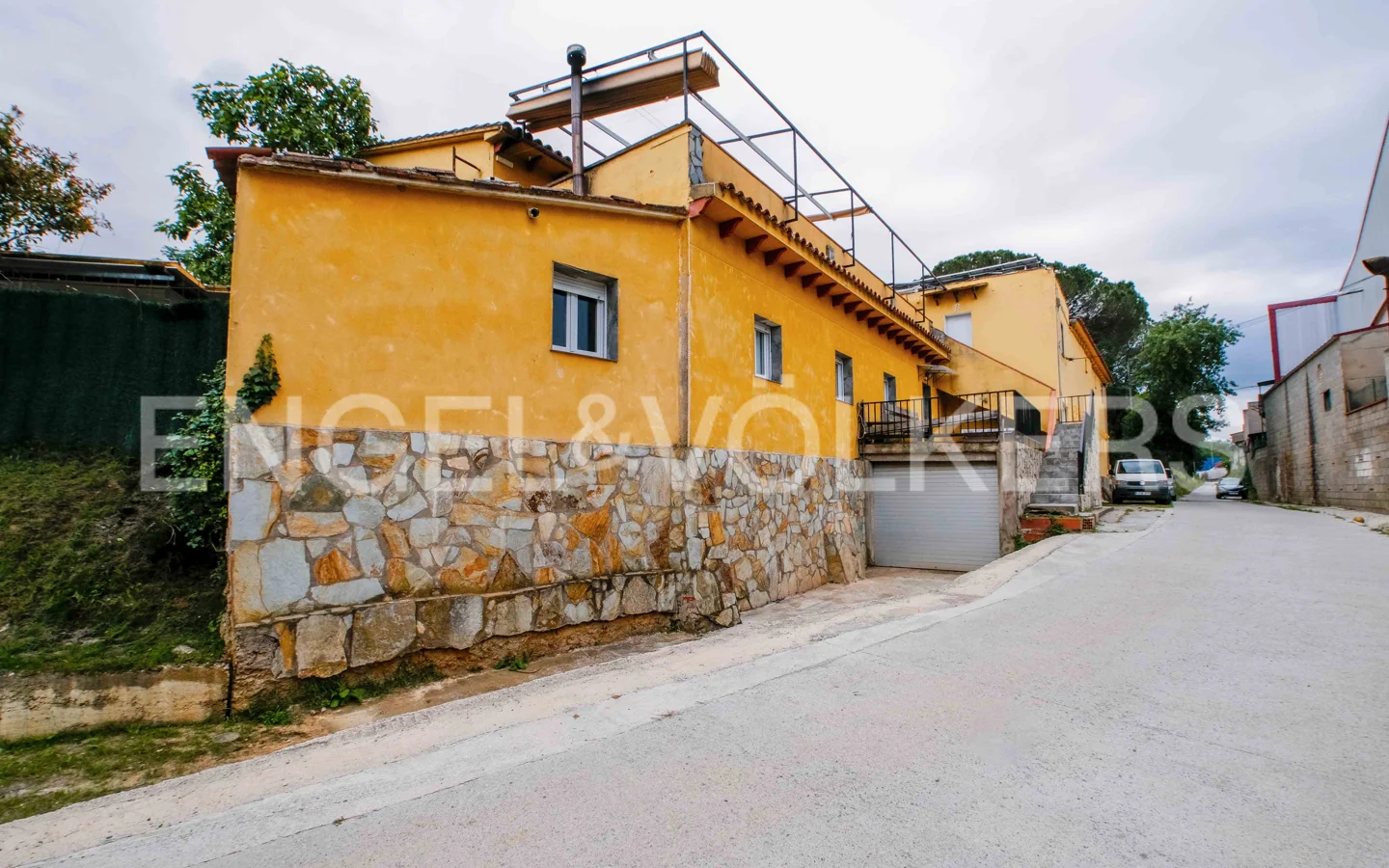 Unique property in Ravós del Terri with 3 houses and large plot!