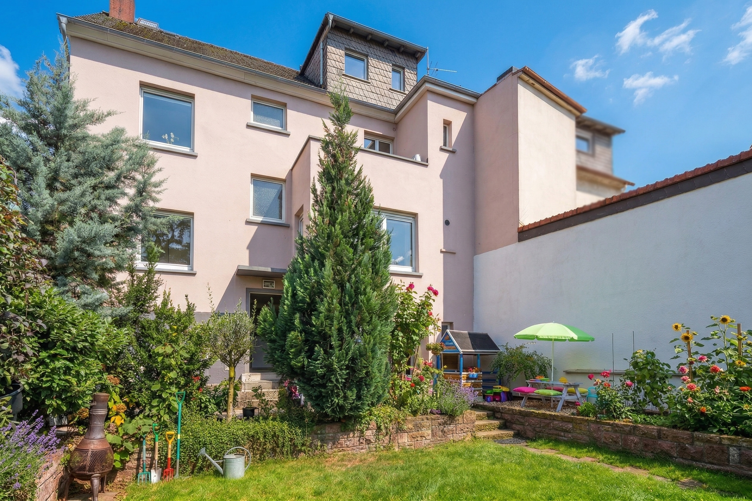 Charming three-family house – renovated, versatile, and with additional expansion potential