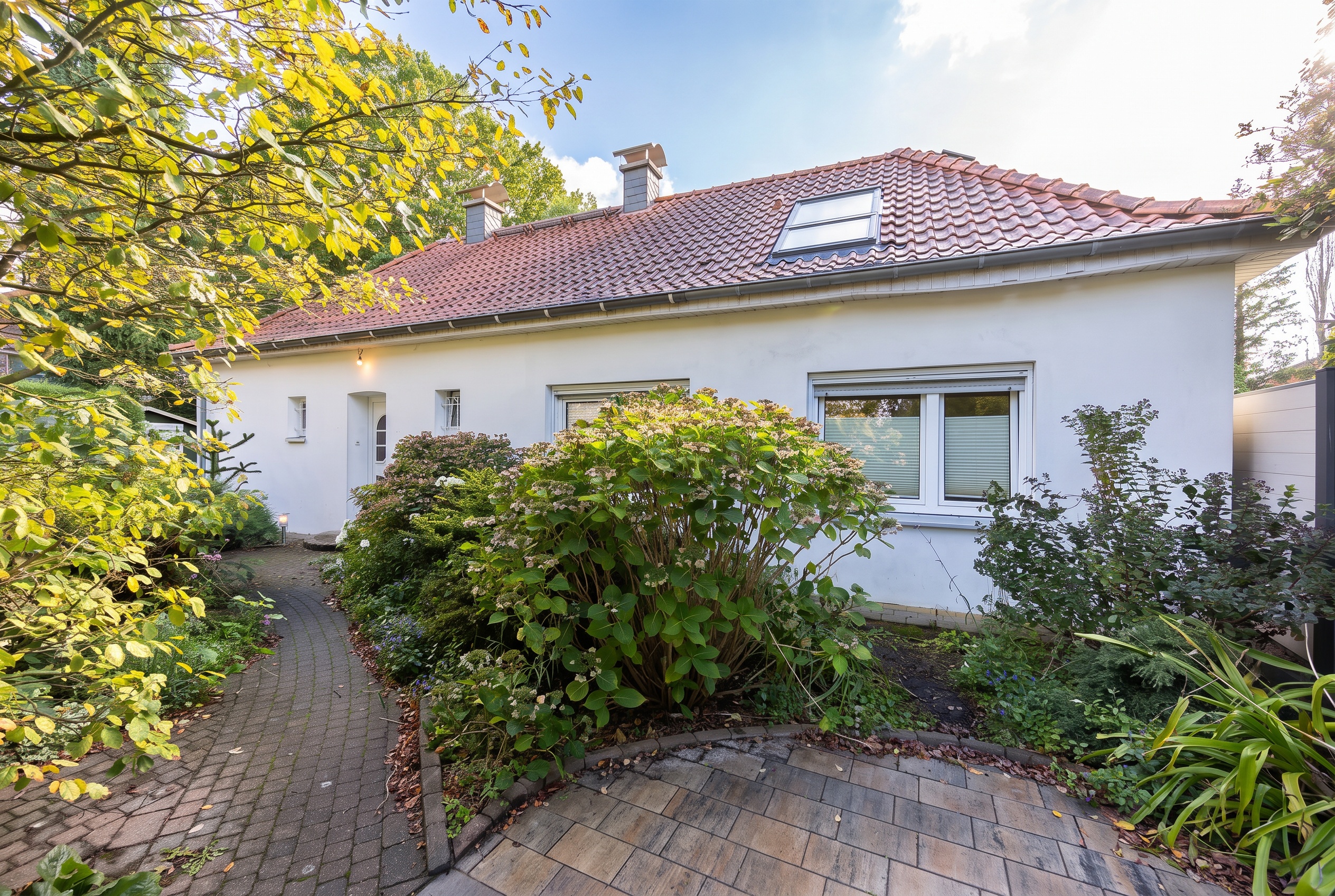 Lichtdurchfluteter Wohntraum: Charakterstarkes Zuhause mit einem offenen und großzügigen Raumkonzept [AI-modified]