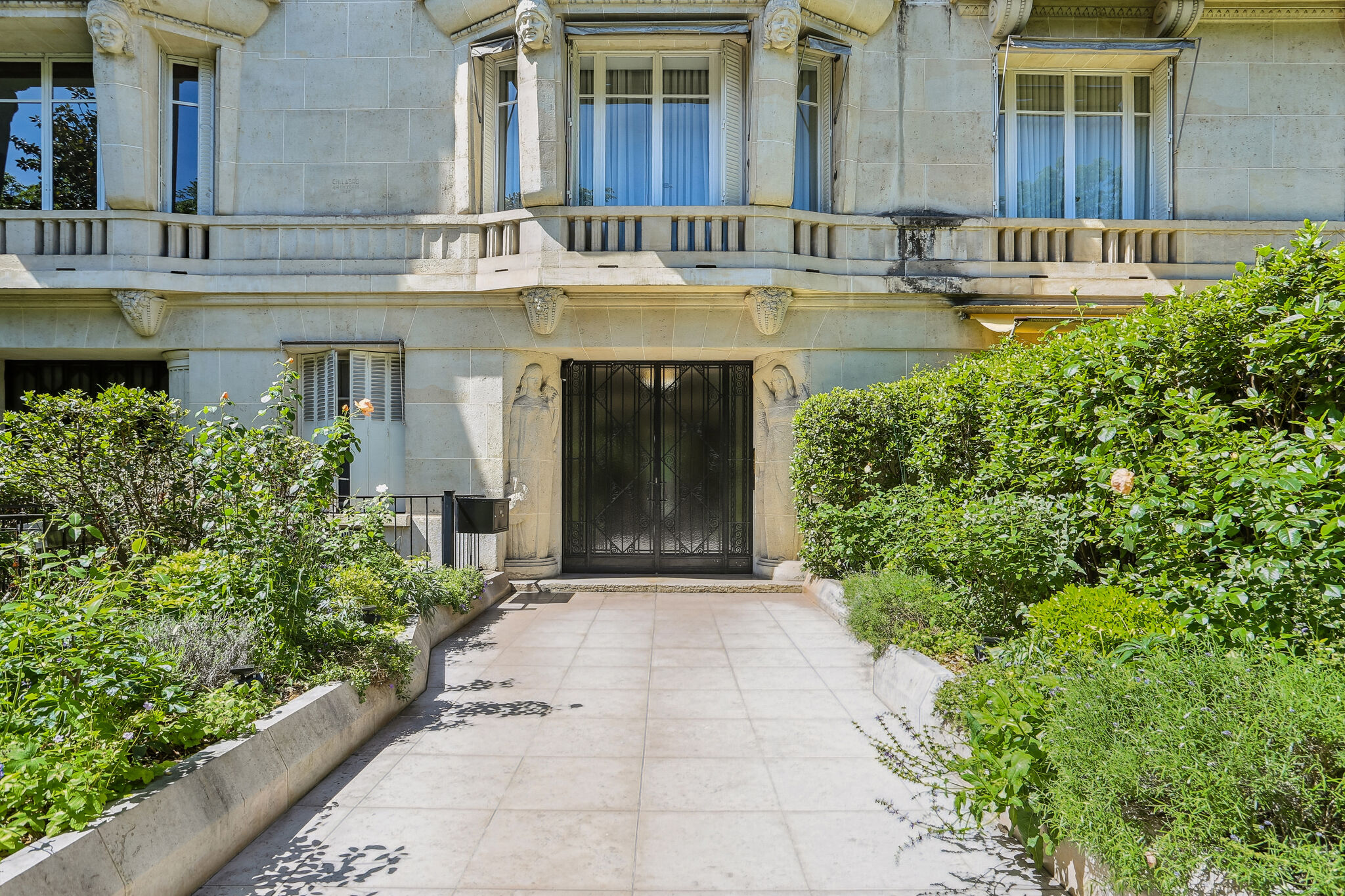 Paris 16th – Henri Martin – Duplex reception apartment with garden