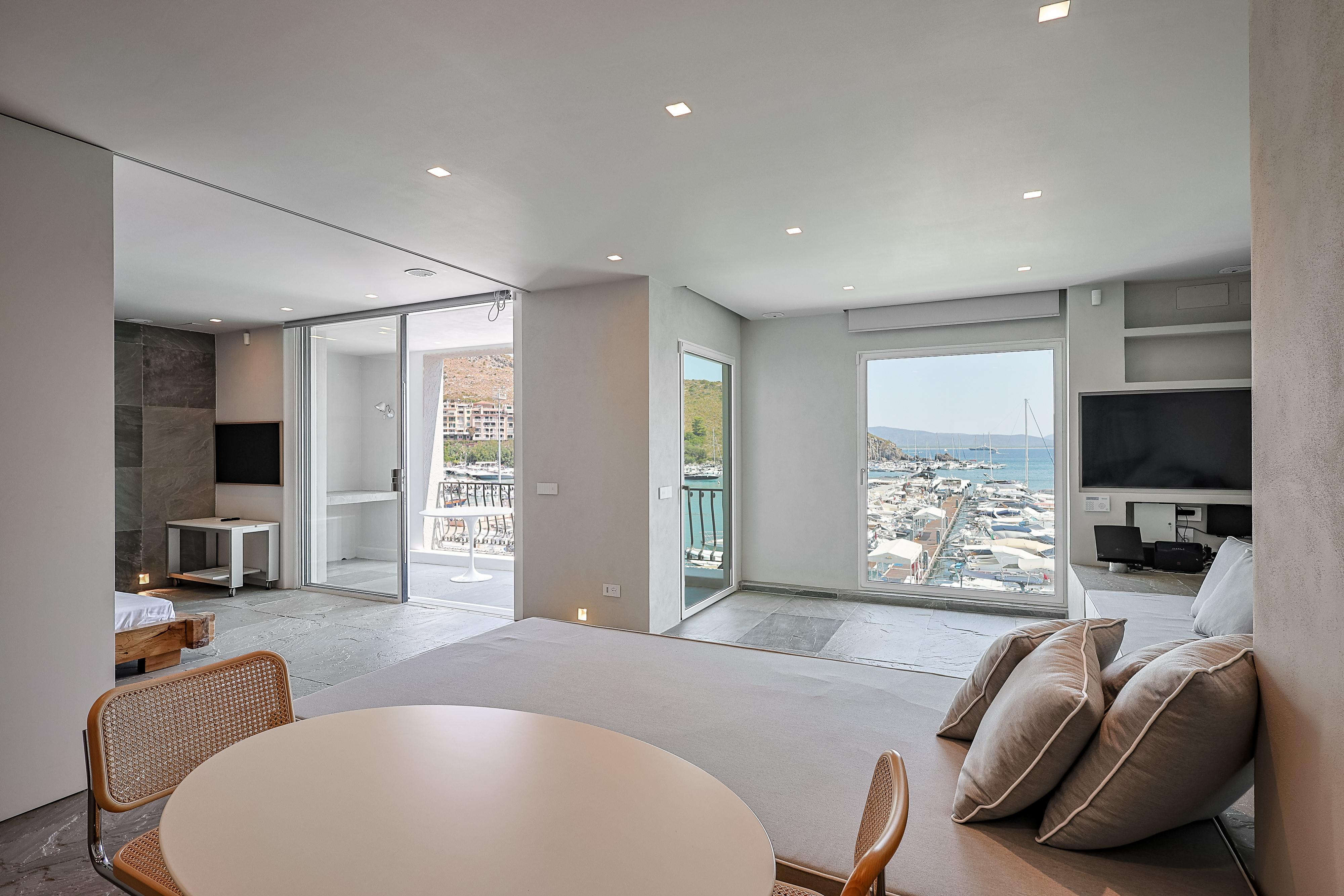 Elegant seafront apartment overlooking the harbor