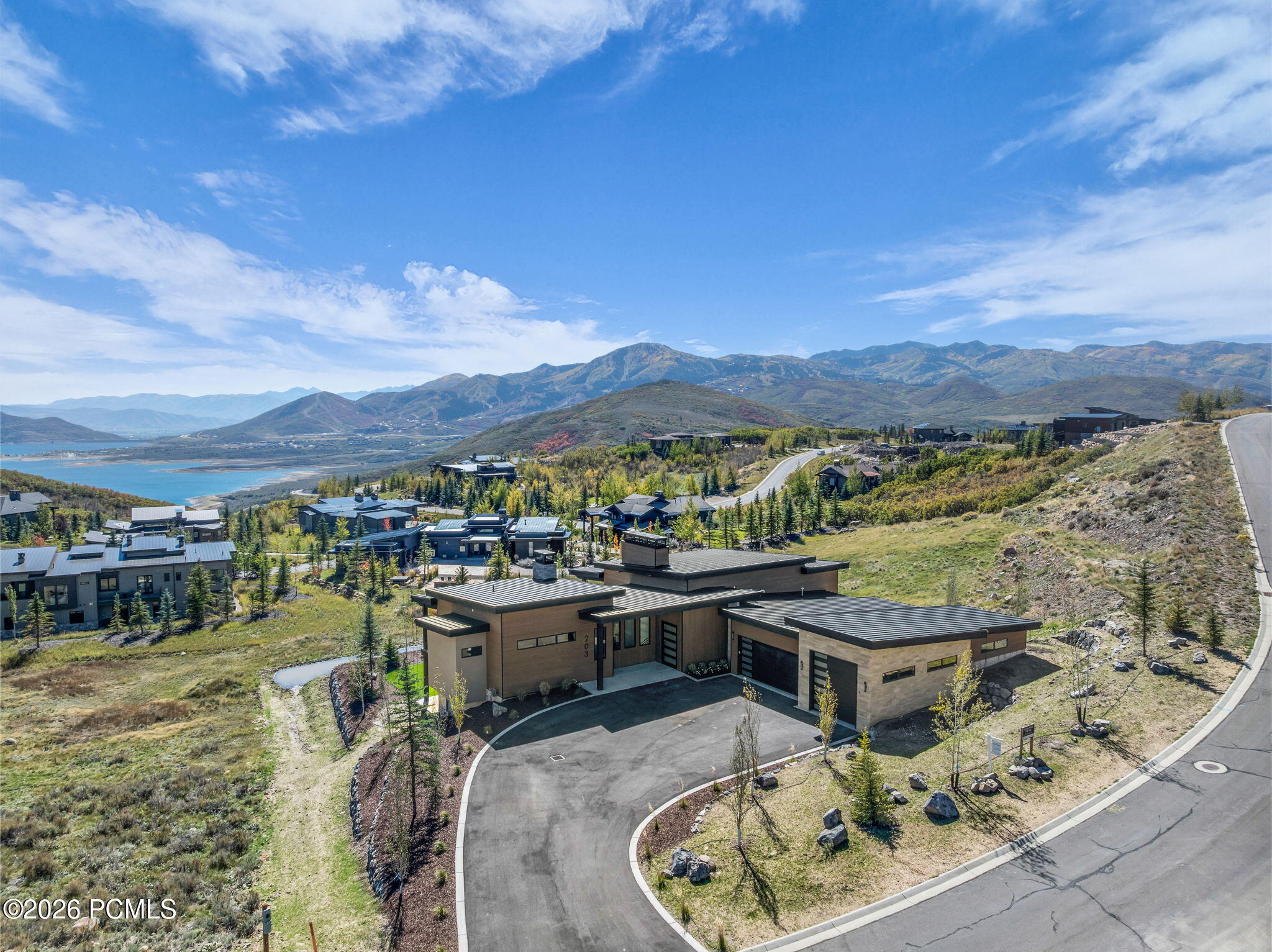 Sweeping Views, Seamless Indoor-Outdoor Design