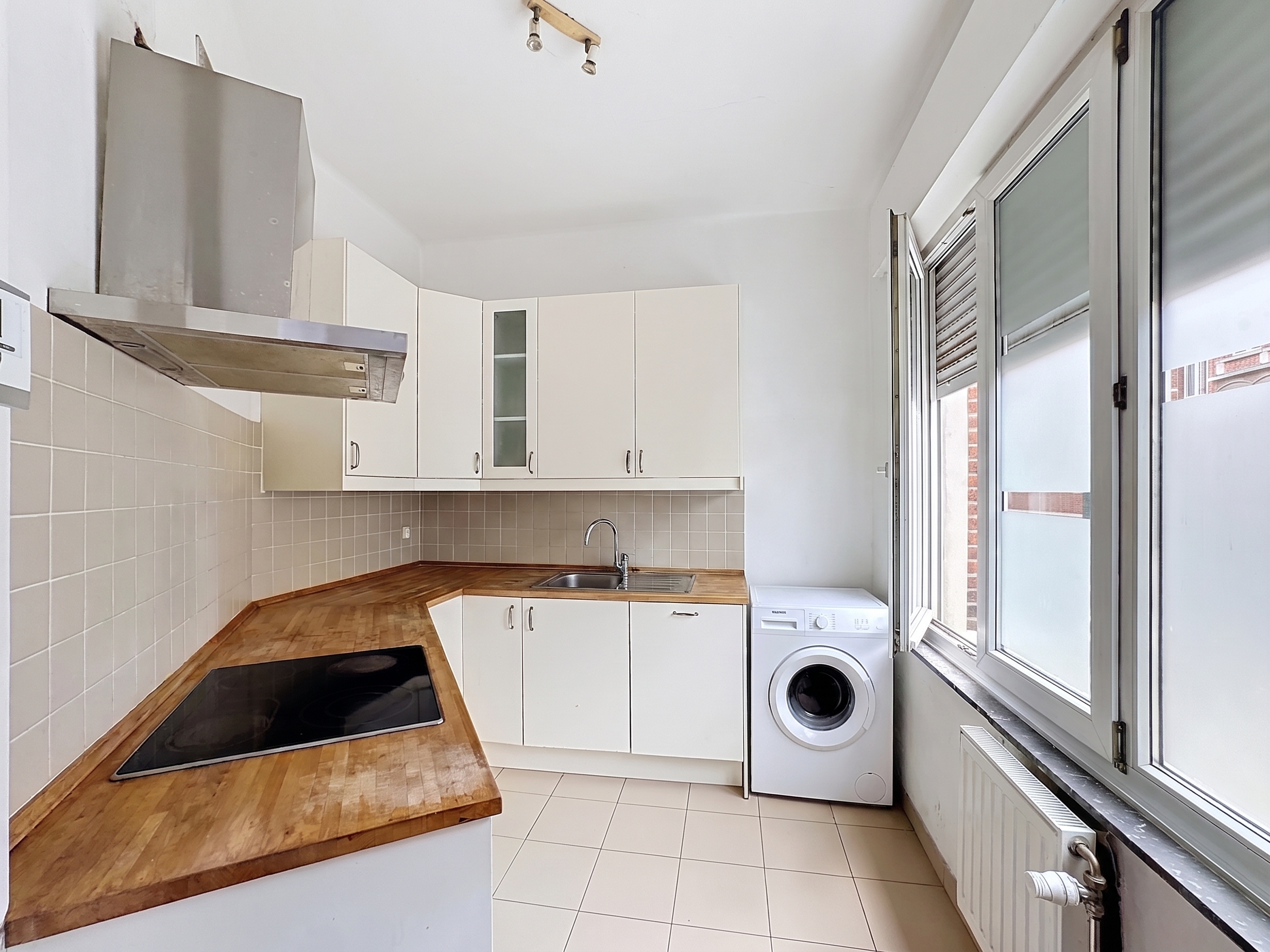Bright 2-bedroom apartment near Woluwe-Saint-Lambert – Excellent condition