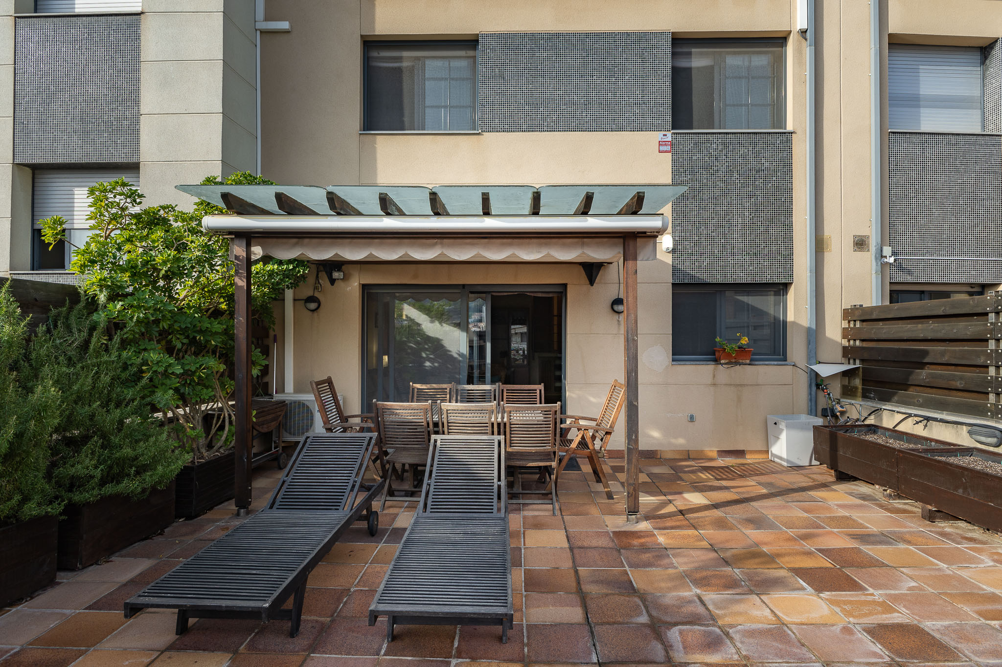 Spectacular townhouse in the center: 4 bedrooms, attic, terrace with barbecue, 3-car garage, and communal pool