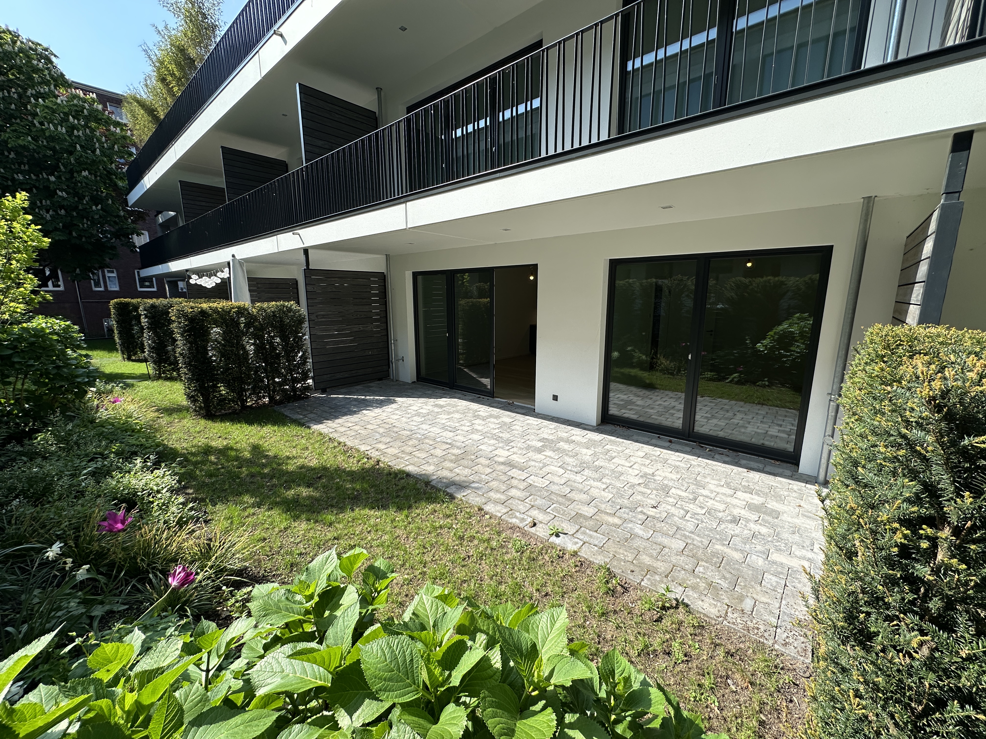 Apartment in courtyard!