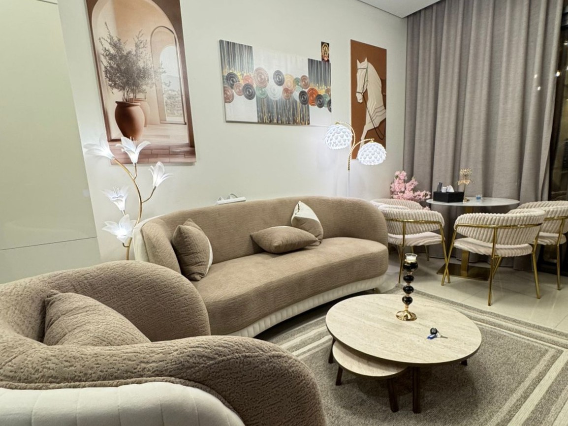 Vacant  |  Fully Furnished  |  Mid Floor