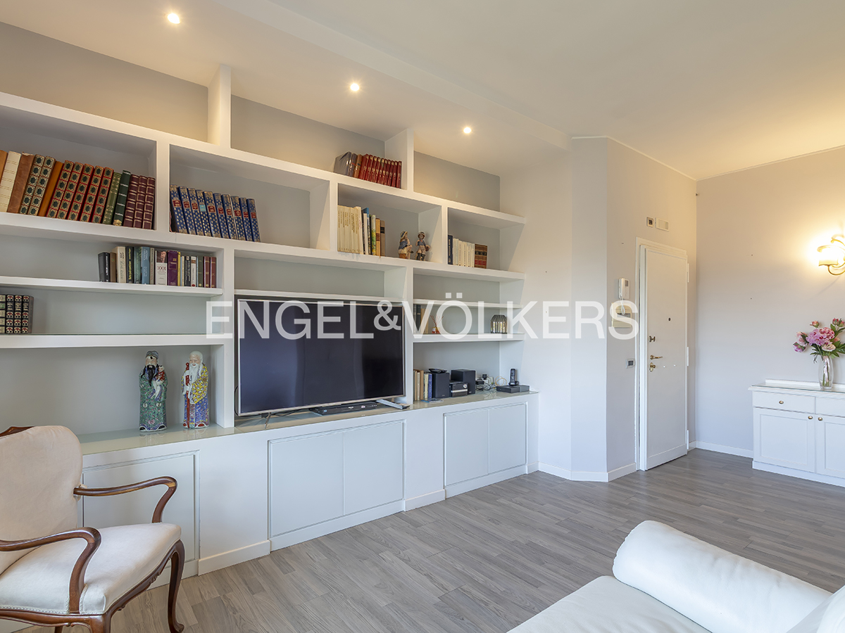 Elegant furnished one-bedroom apartment with terrace overlooking greenery