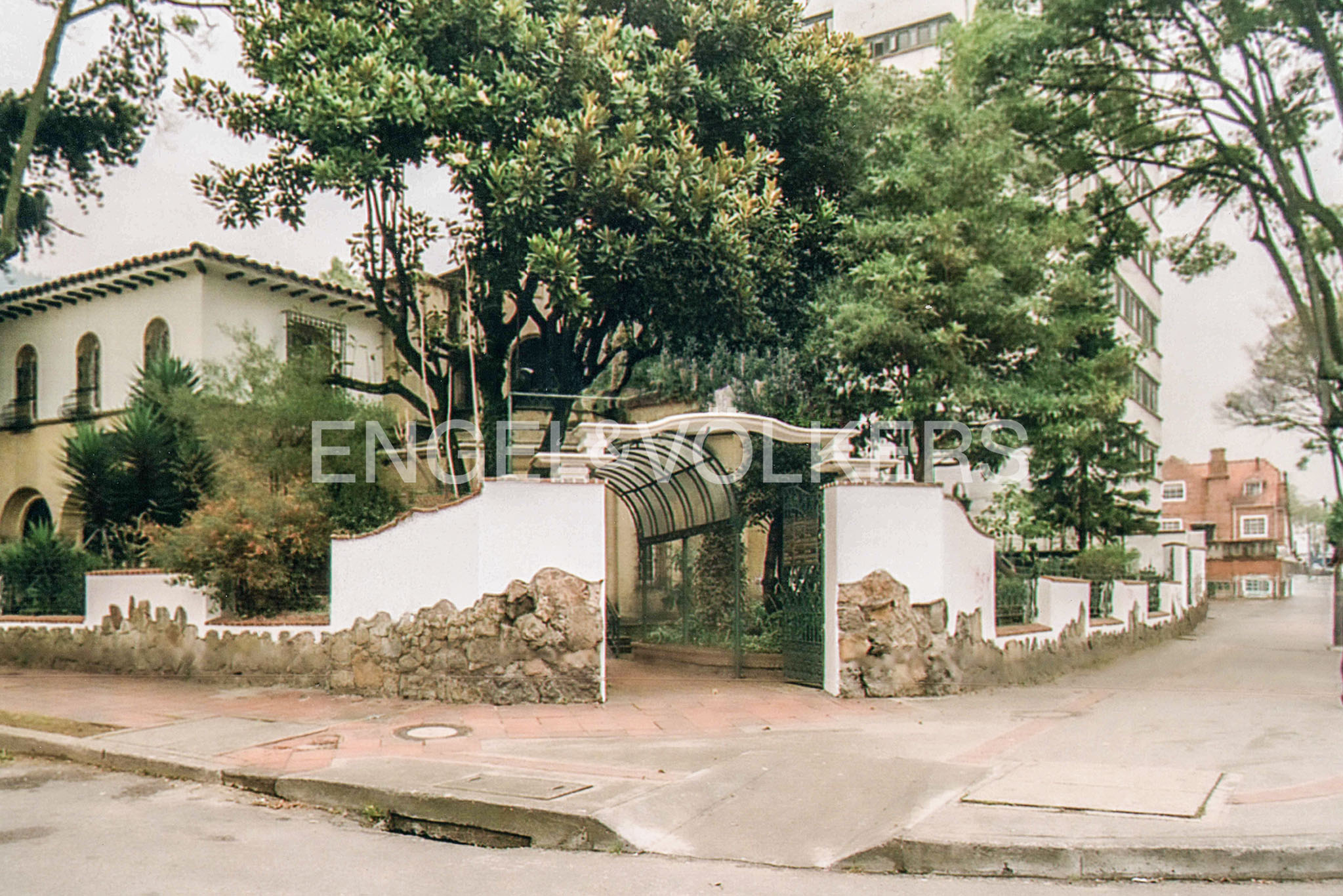 Inmueble Institucional sobre Avenida Caracas