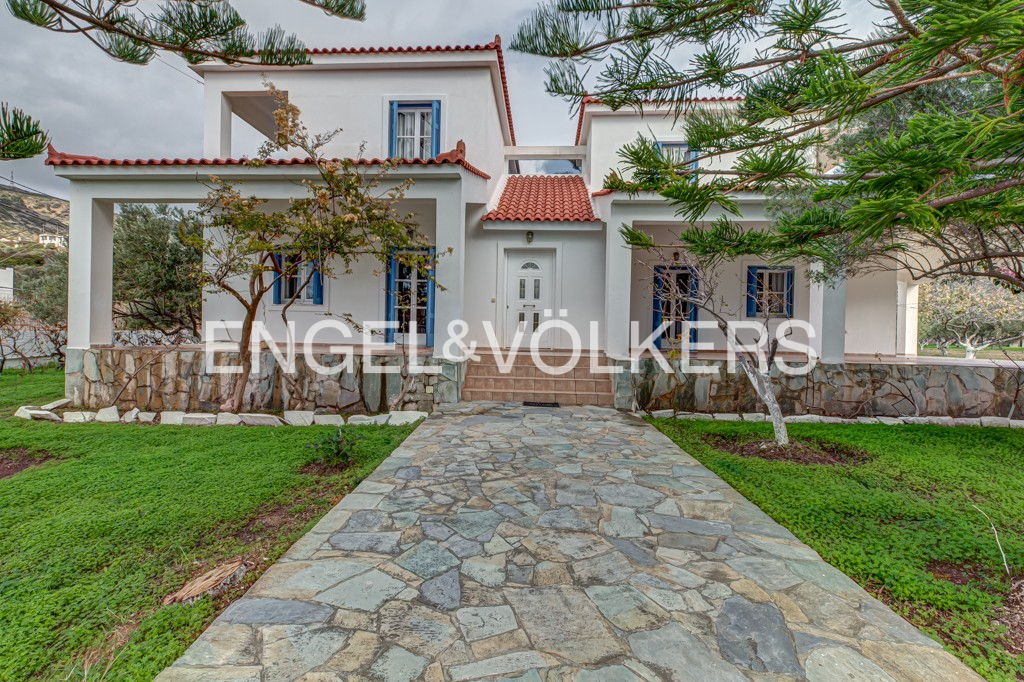 Spacious villa in Batsi