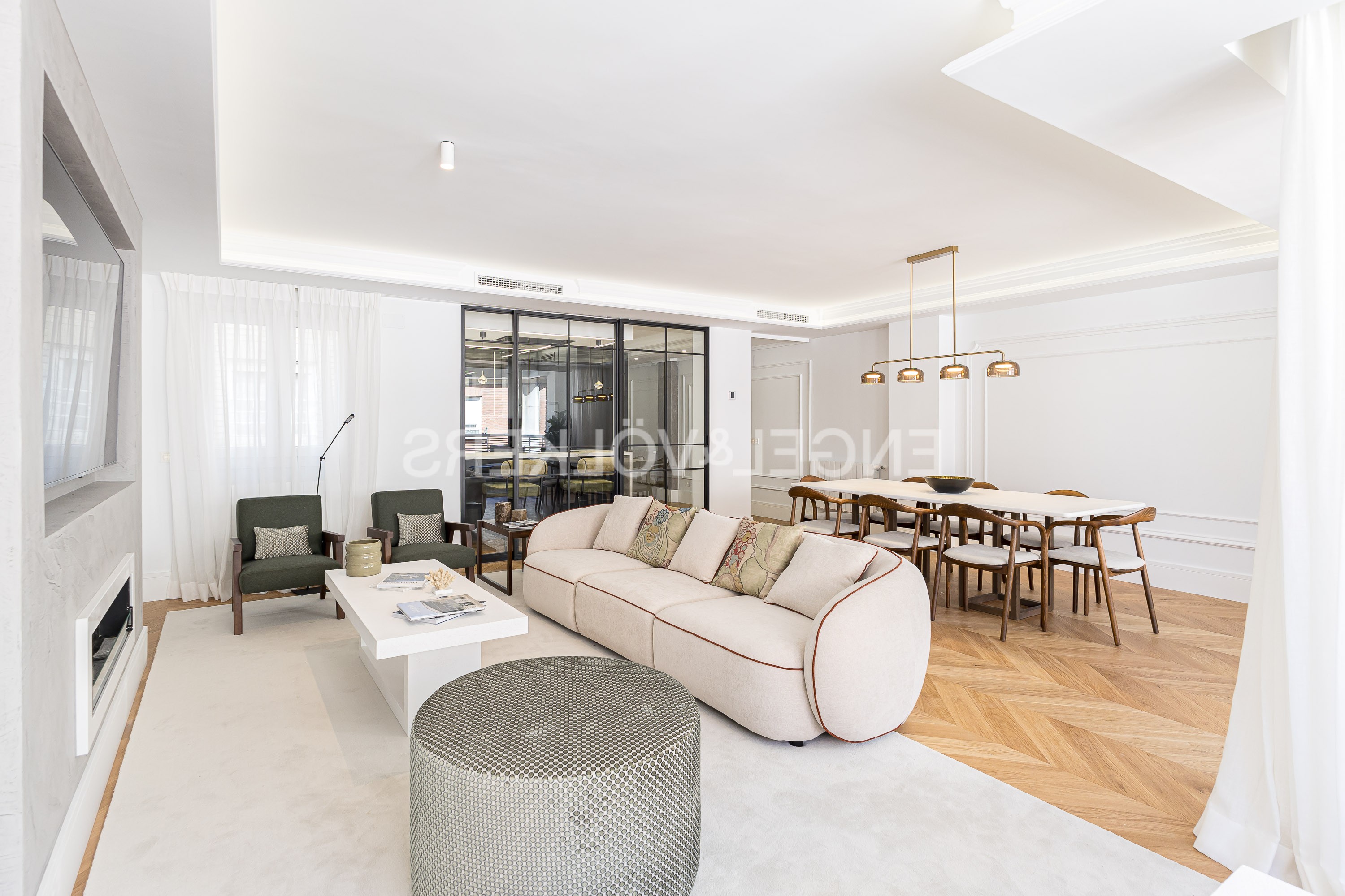 Modern flat with open views and two parking spaces on Castelló Street