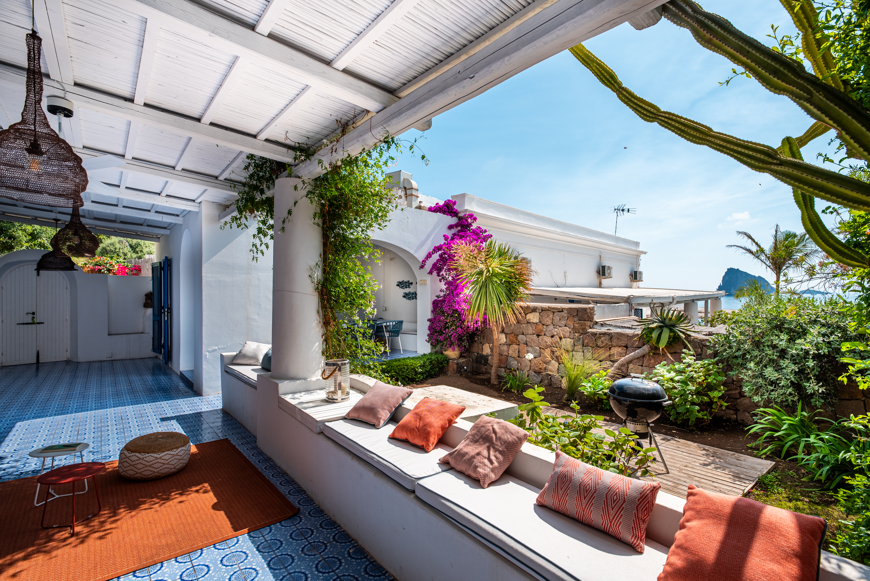 A sophisticated gem, ready to be enjoyed, in the heart of Panarea