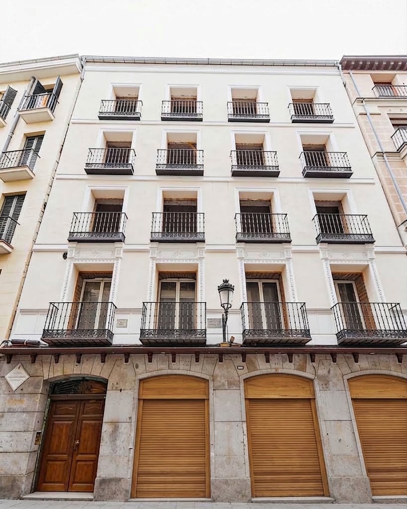 Magnificent building for renovation in Cortes