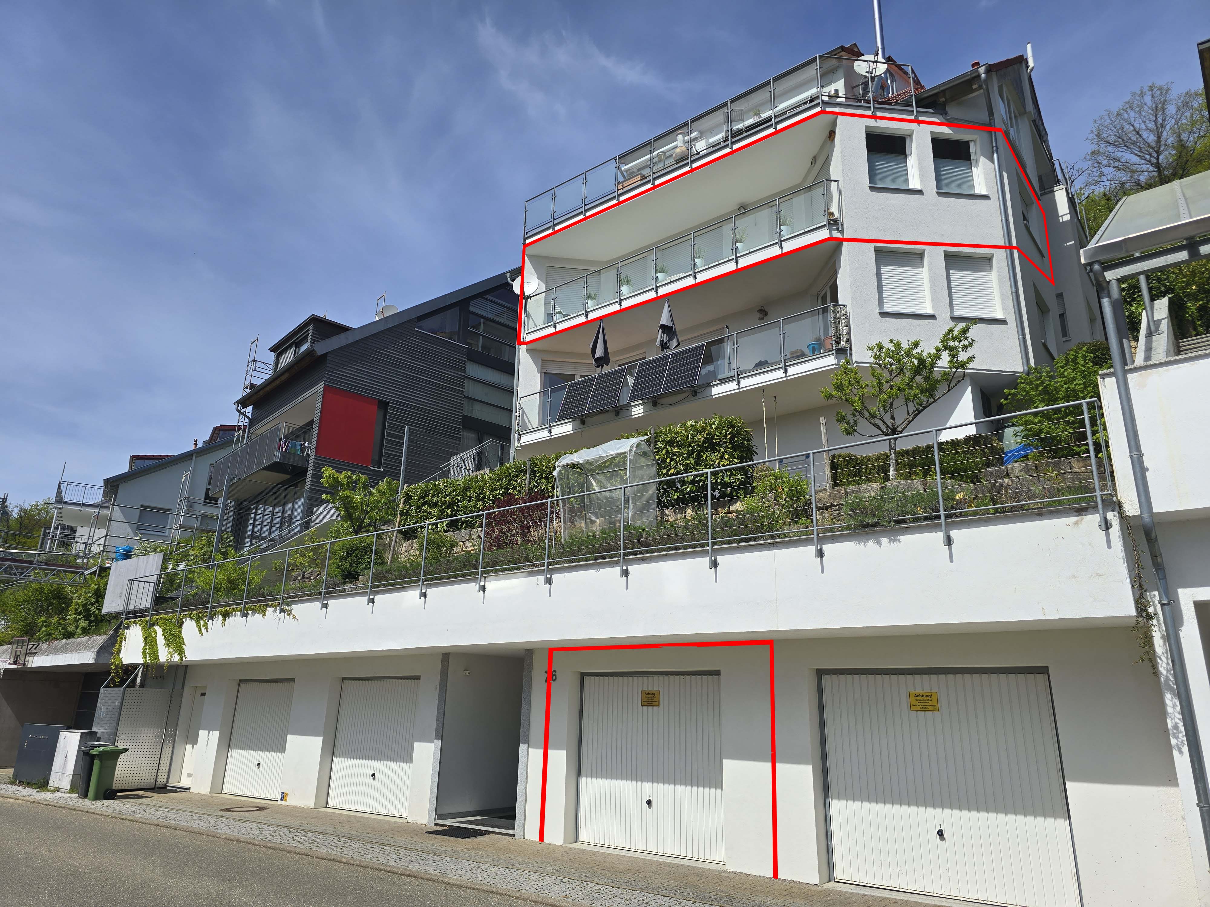 Aussichtsreiche 4,5-Zimmer-ETW in Halbhöhenlage besticht mit genialem Balkon und Garage