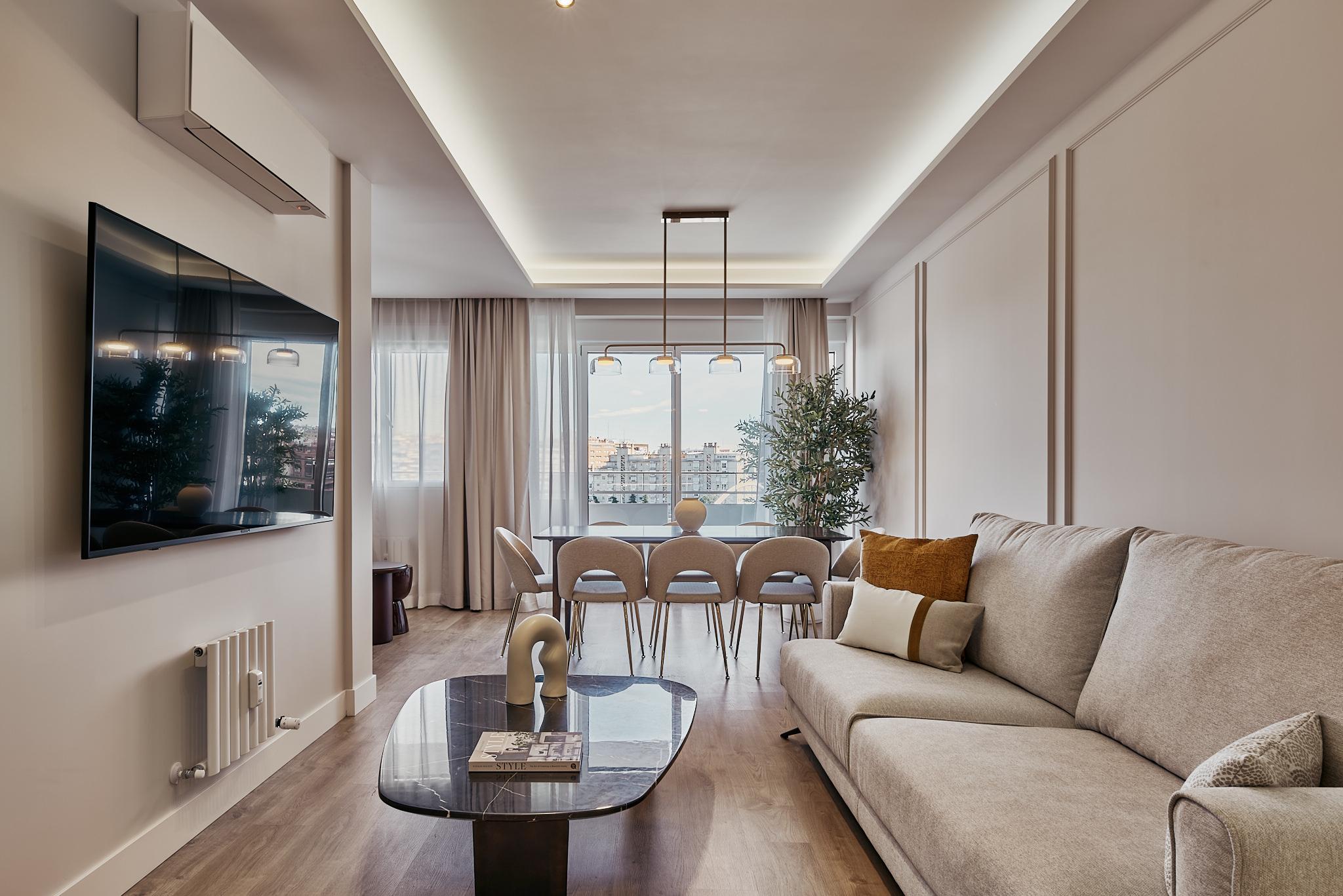 Outdoor flat in Plaza de las Ventas with 2 terraces.