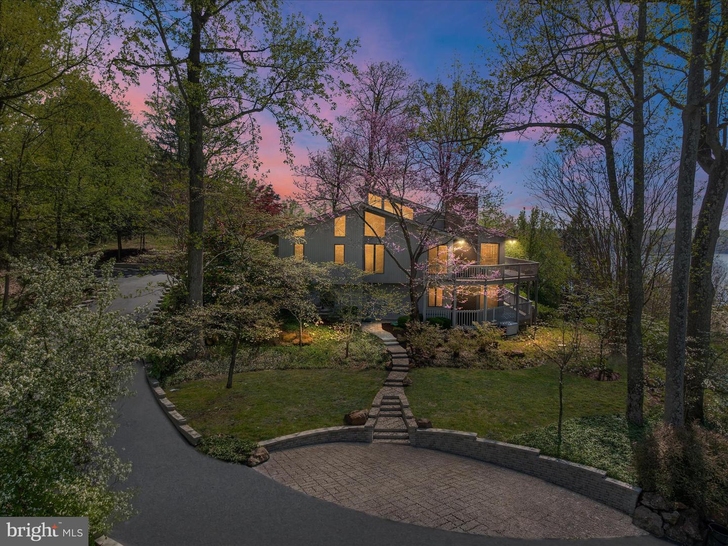 Extraordinary Residence with Water Views in Rugby Hall
