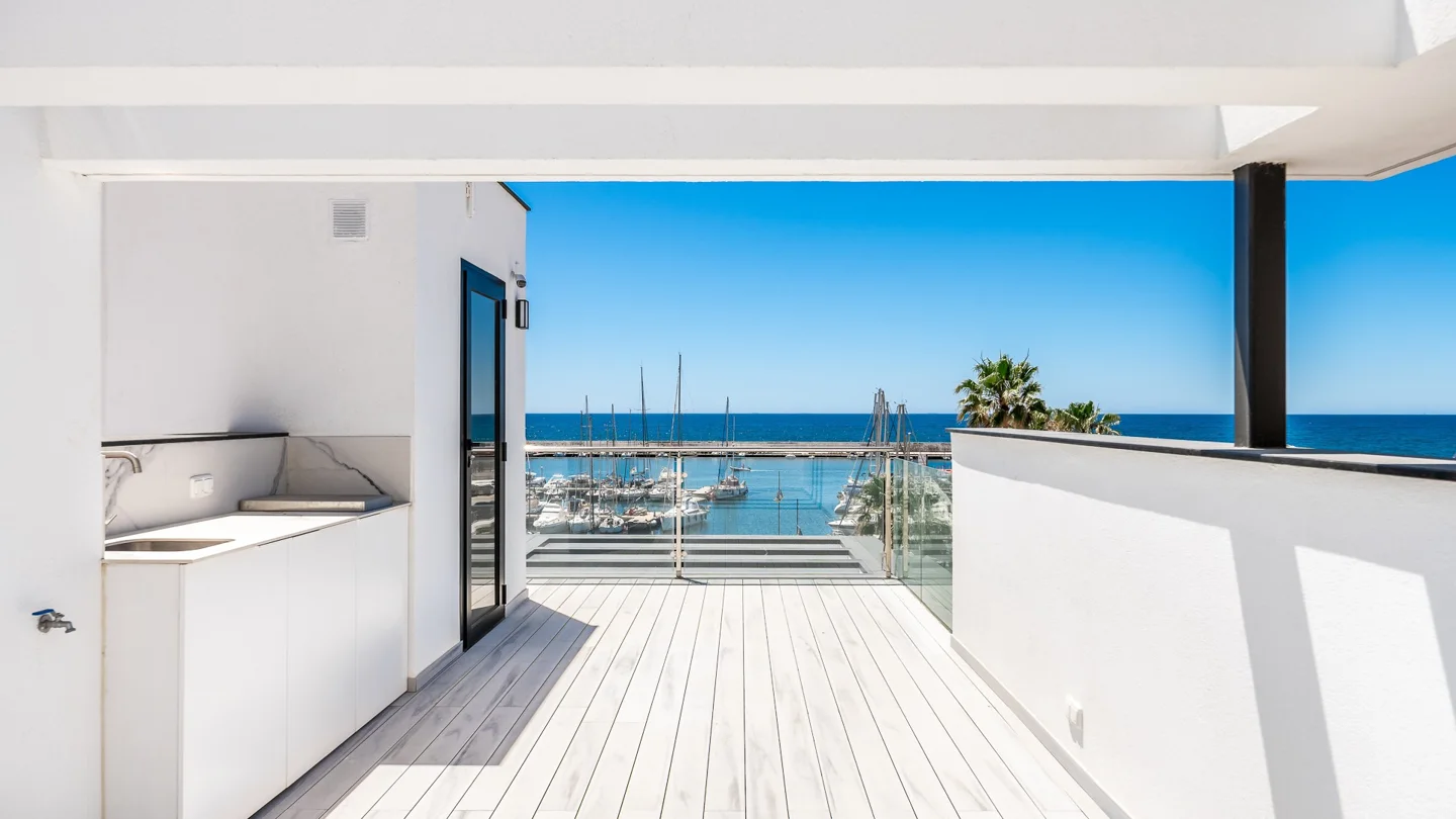 Villa moderna junto a la playa en el corazón de Marbella