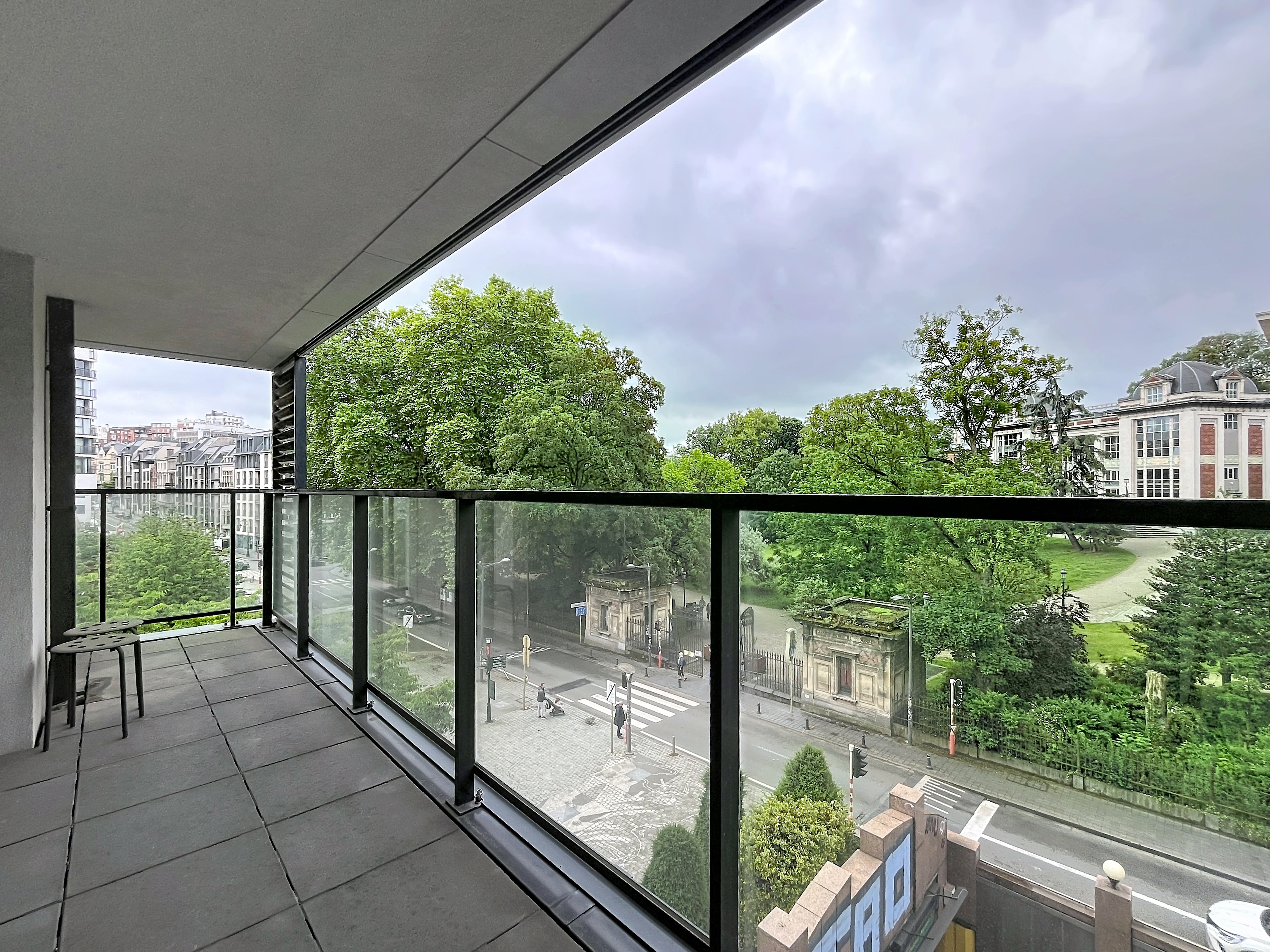 OFF-MARKET : Twee-slaapkamerappartement met terras nabij de Europese Wijk