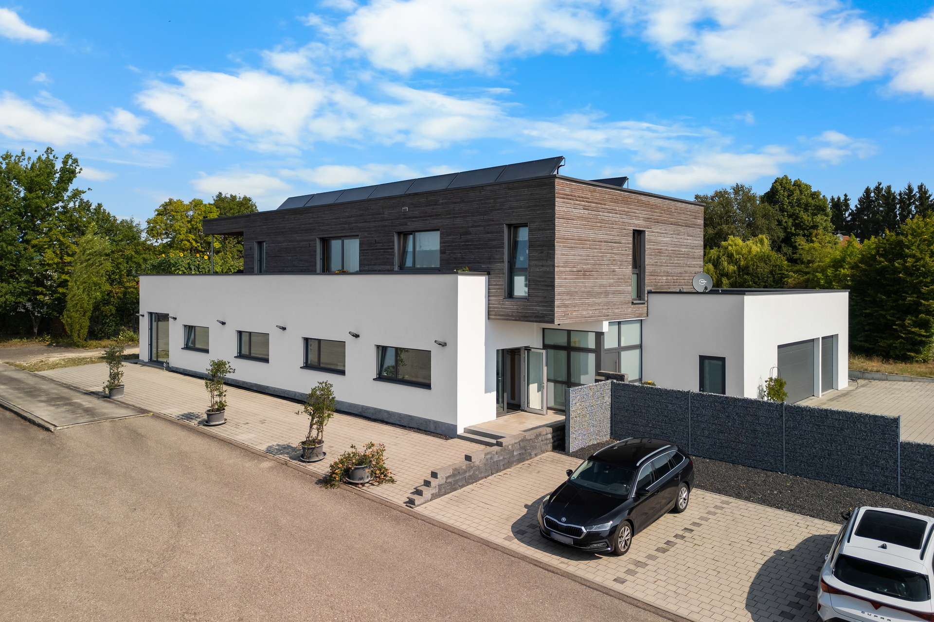 Attraktives Gewerbeareal mit modernem Wohn- und Geschäftshaus sowie vielseitig nutzbarer Fahrzeughalle auf ca. 10.000 m² Grundstück