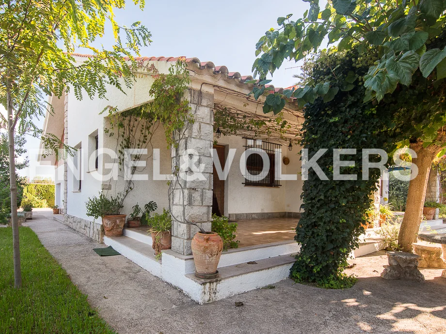 Villa with pool and land in Grao of Castellon