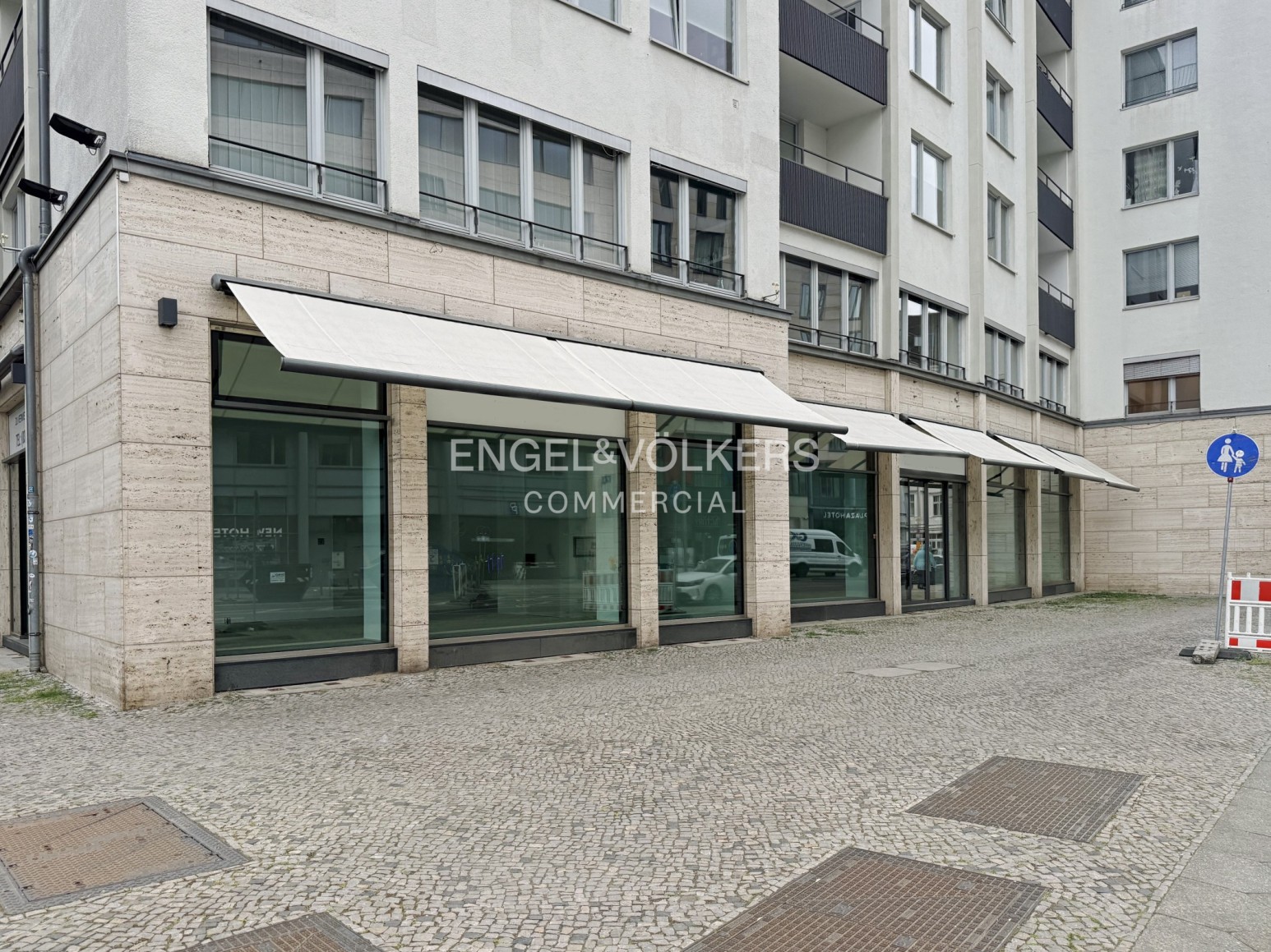 Großzügiger Eckladen für Ihr Retail-Konzept