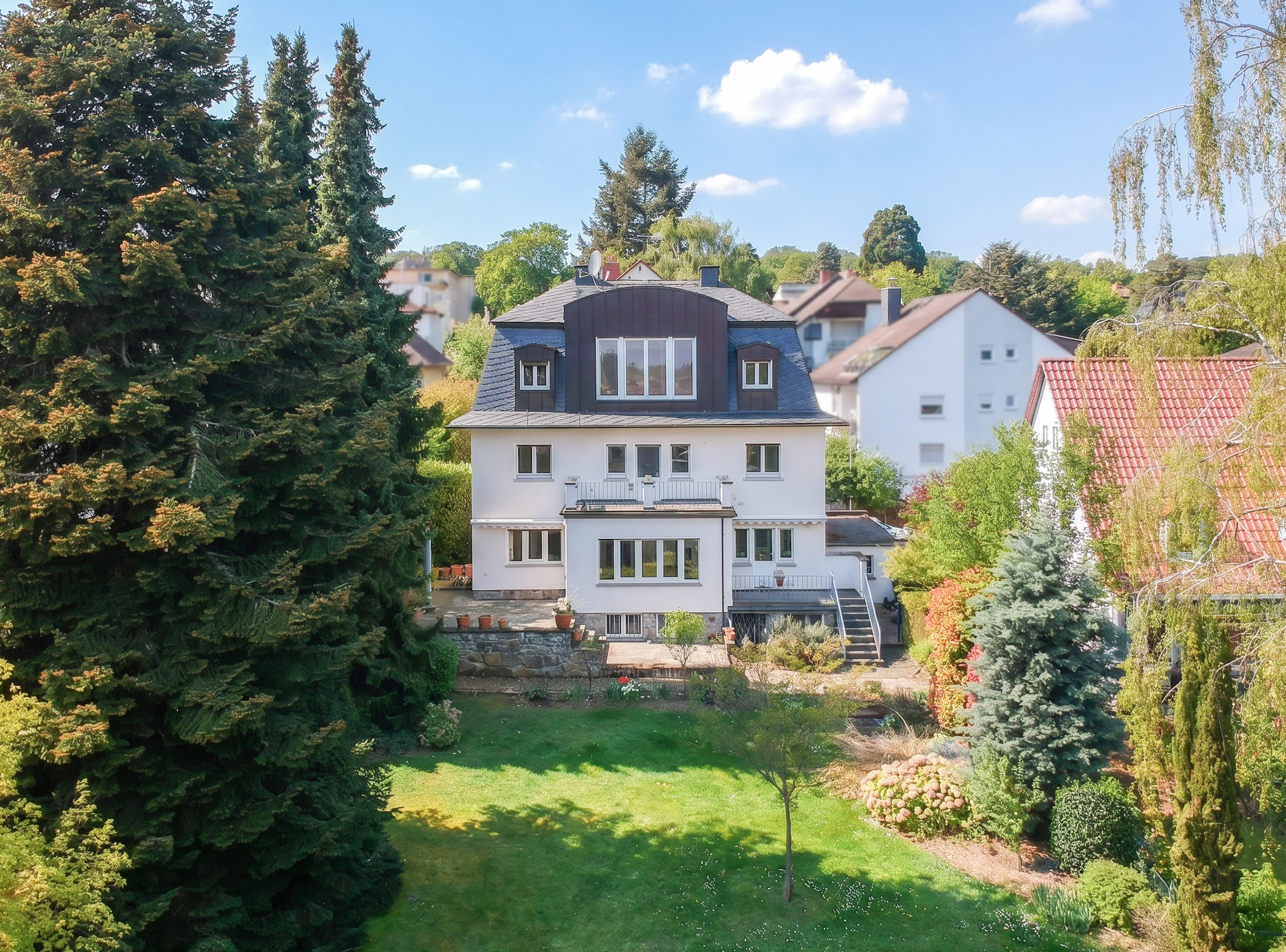 Repräsentative Stadtvilla mit großzügigem Raumangebot und eingewachsenem Garten in Toplage von Hofheim