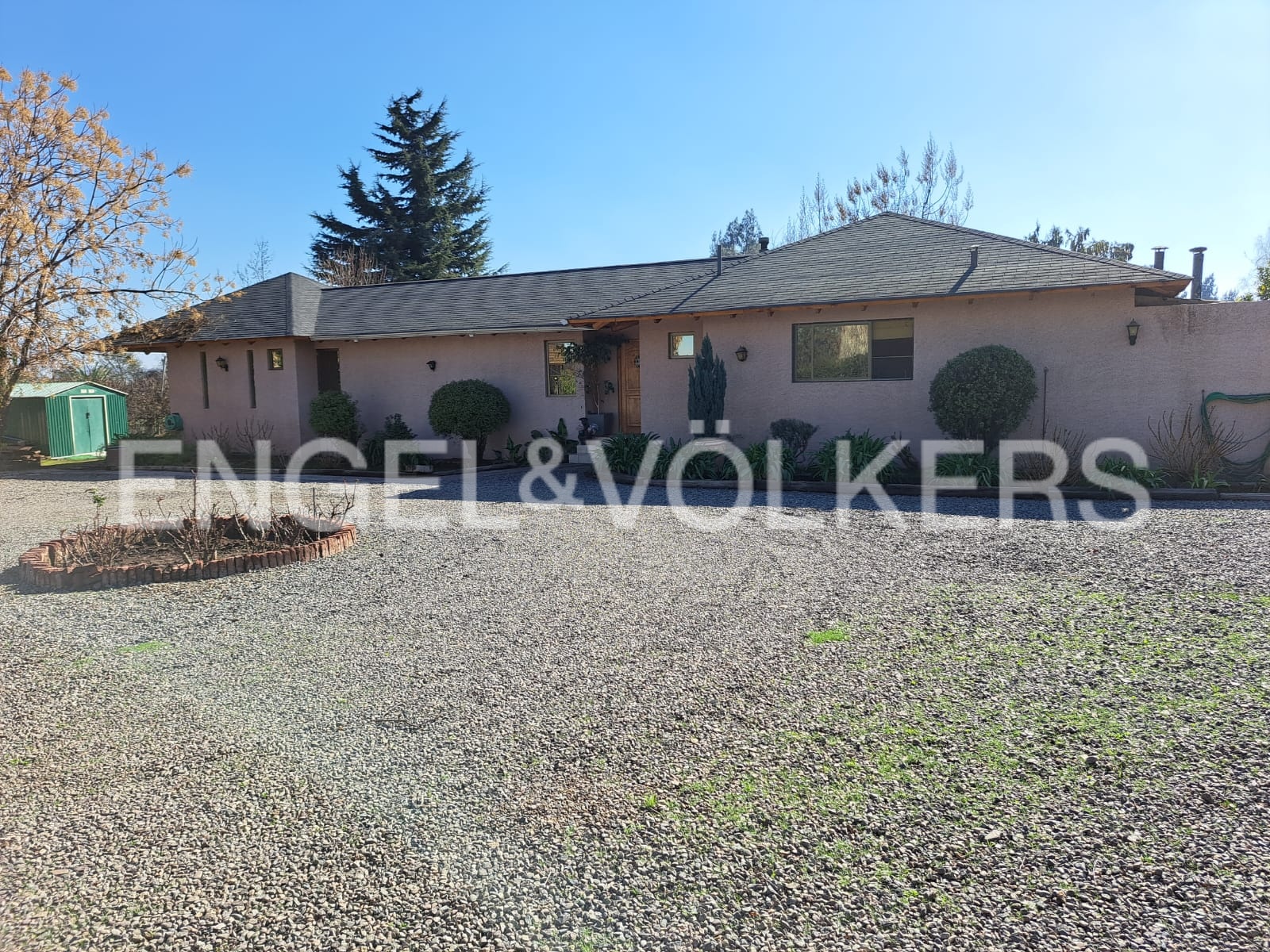 Casa con departamento exterior en sector campestre